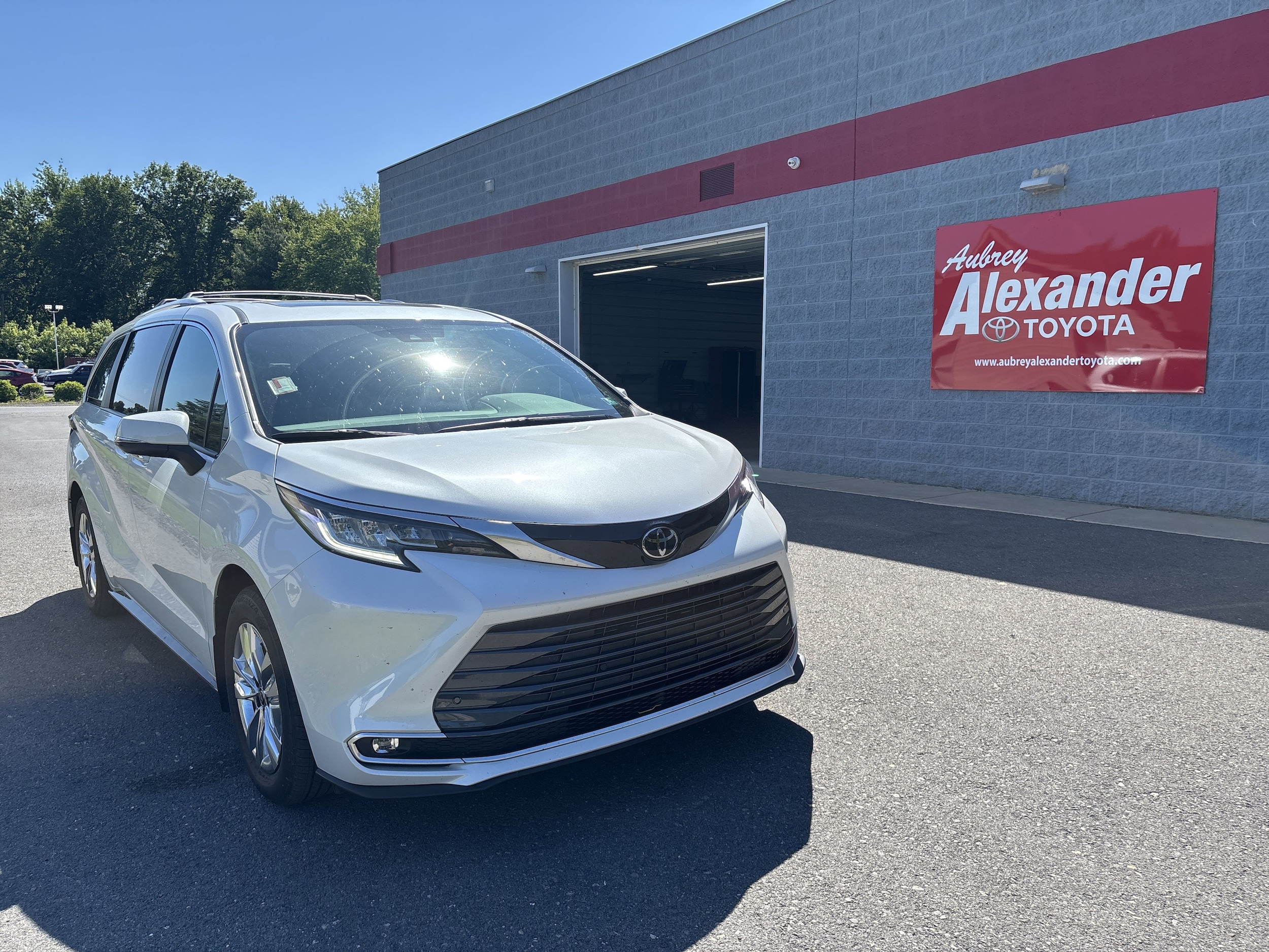 2026 Toyota Sienna Limited 7-Passenger Hybrid AWD's photo