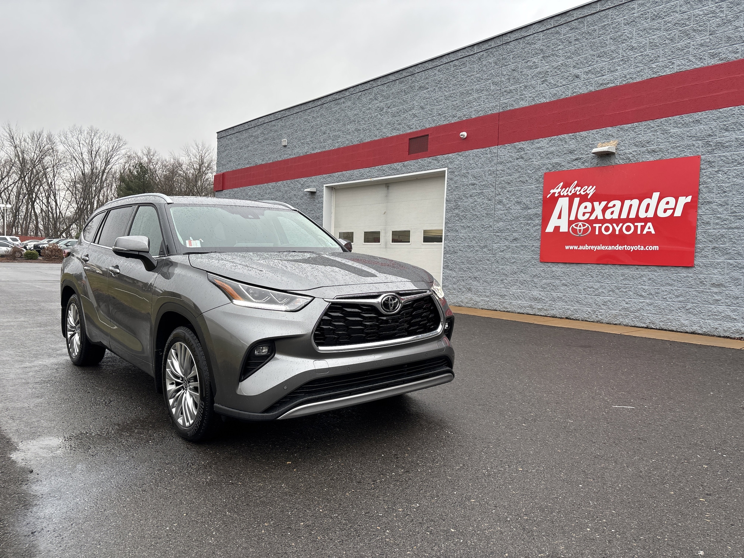 2026 Toyota Highlander Platinum's photo