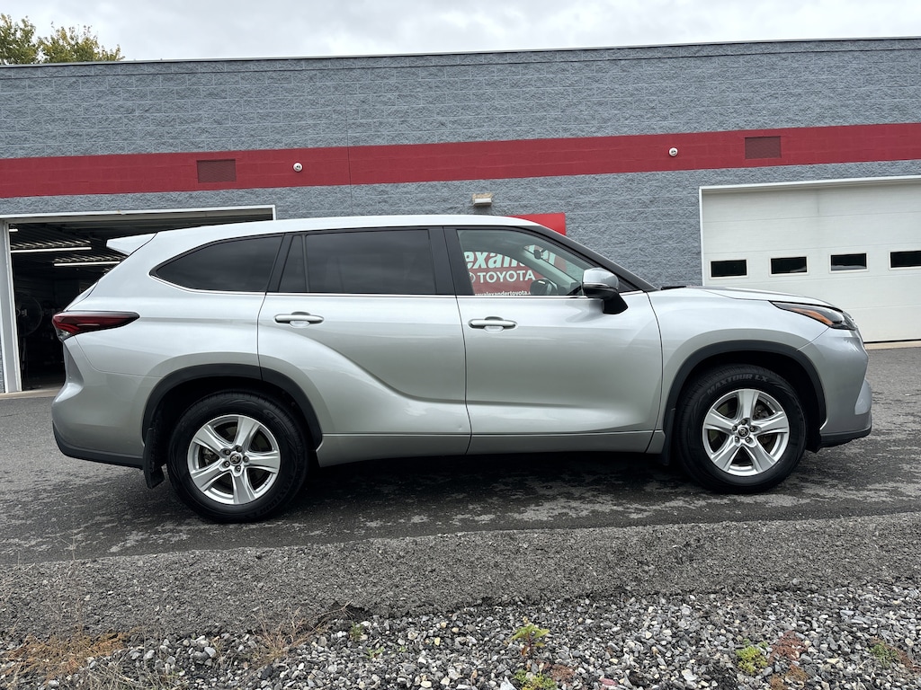 Used 2024 Toyota Highlander LE SUV