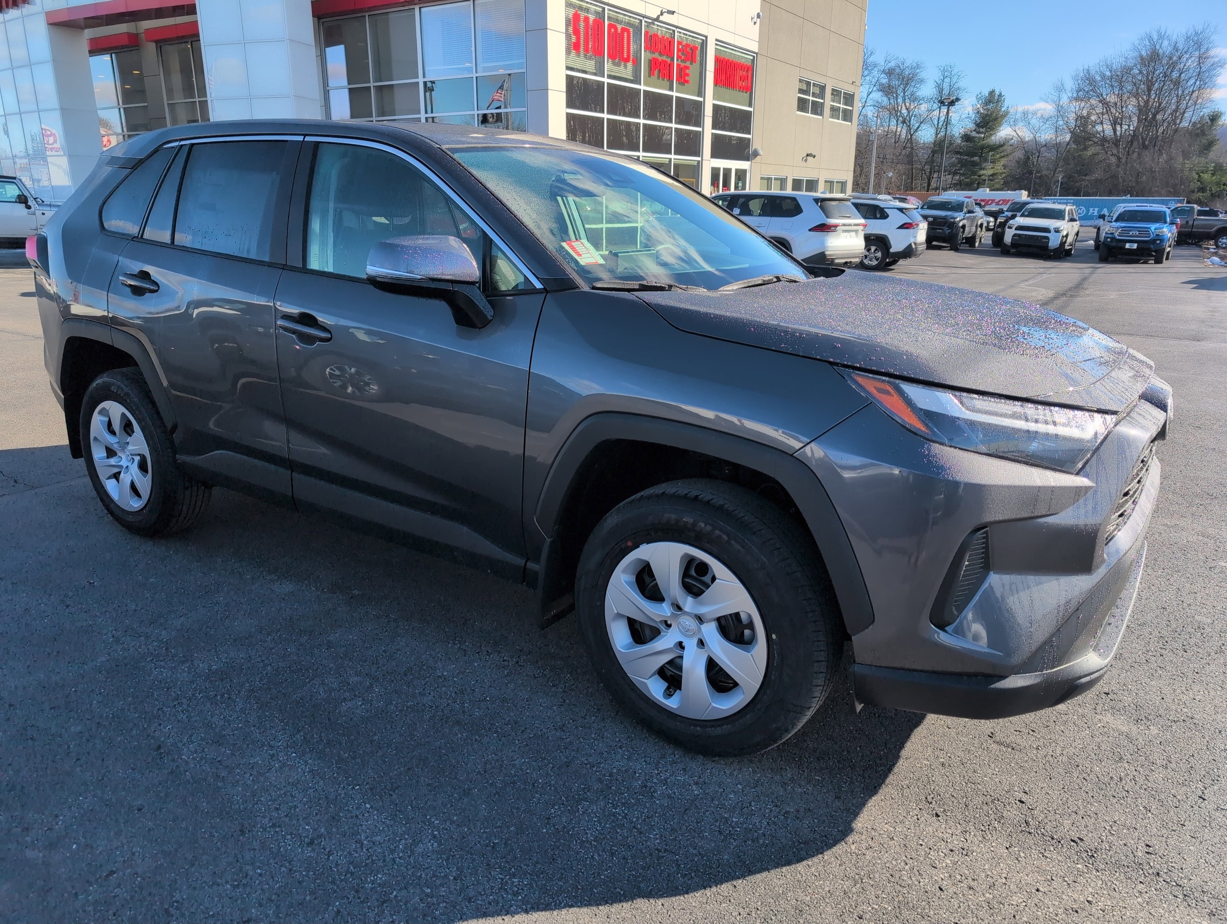 2025 Toyota RAV4 LE's photo