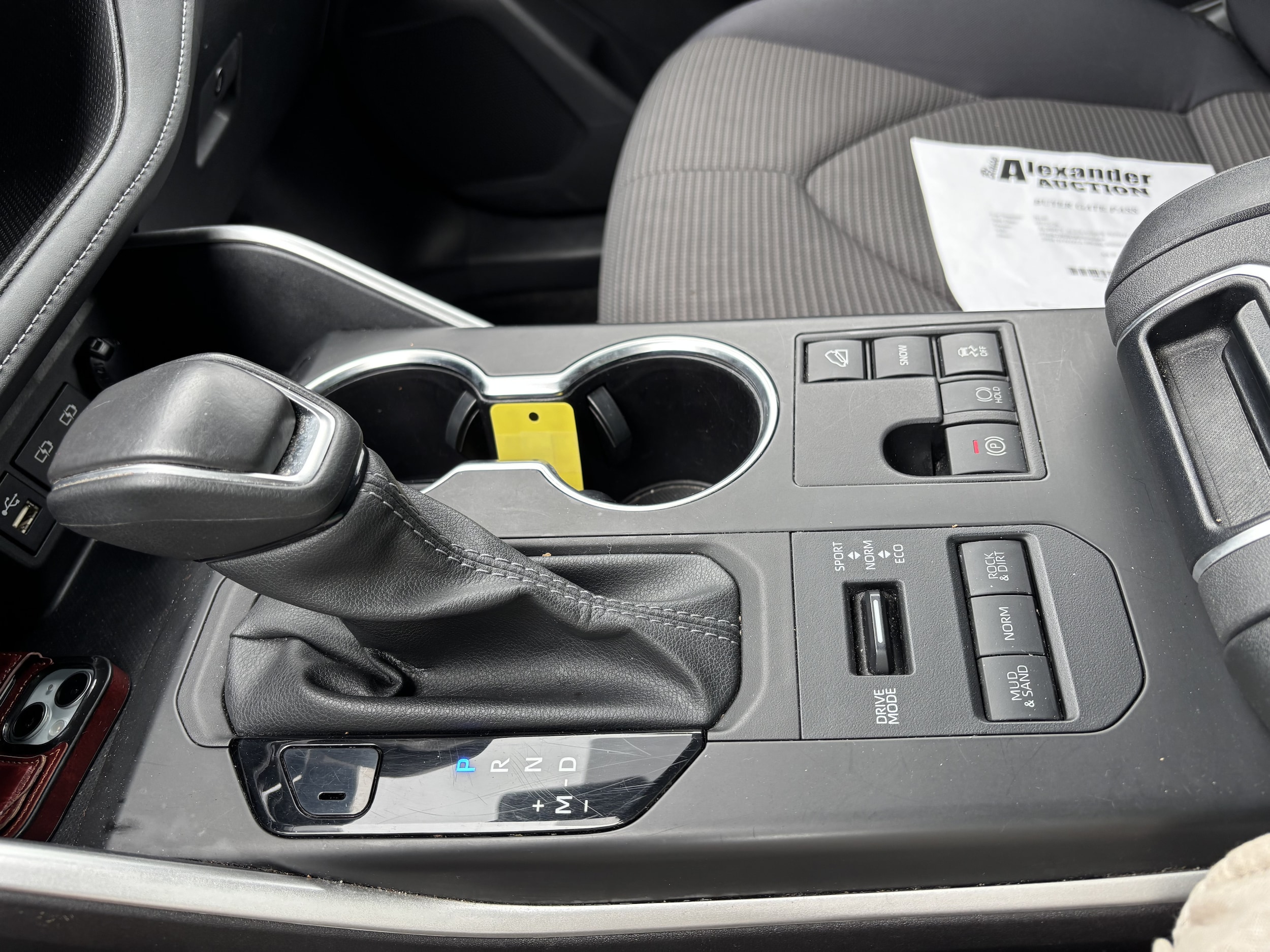 2024 Toyota Highlander LE - Photo 25