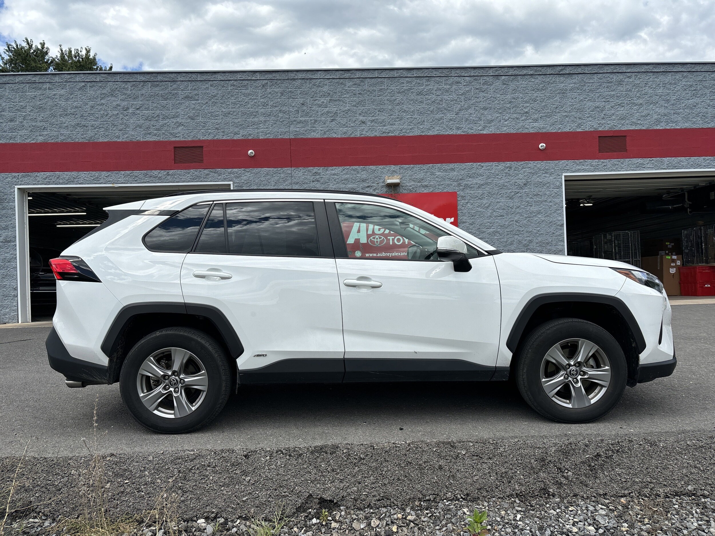 2024 Toyota RAV4 Hybrid XLE photo 2