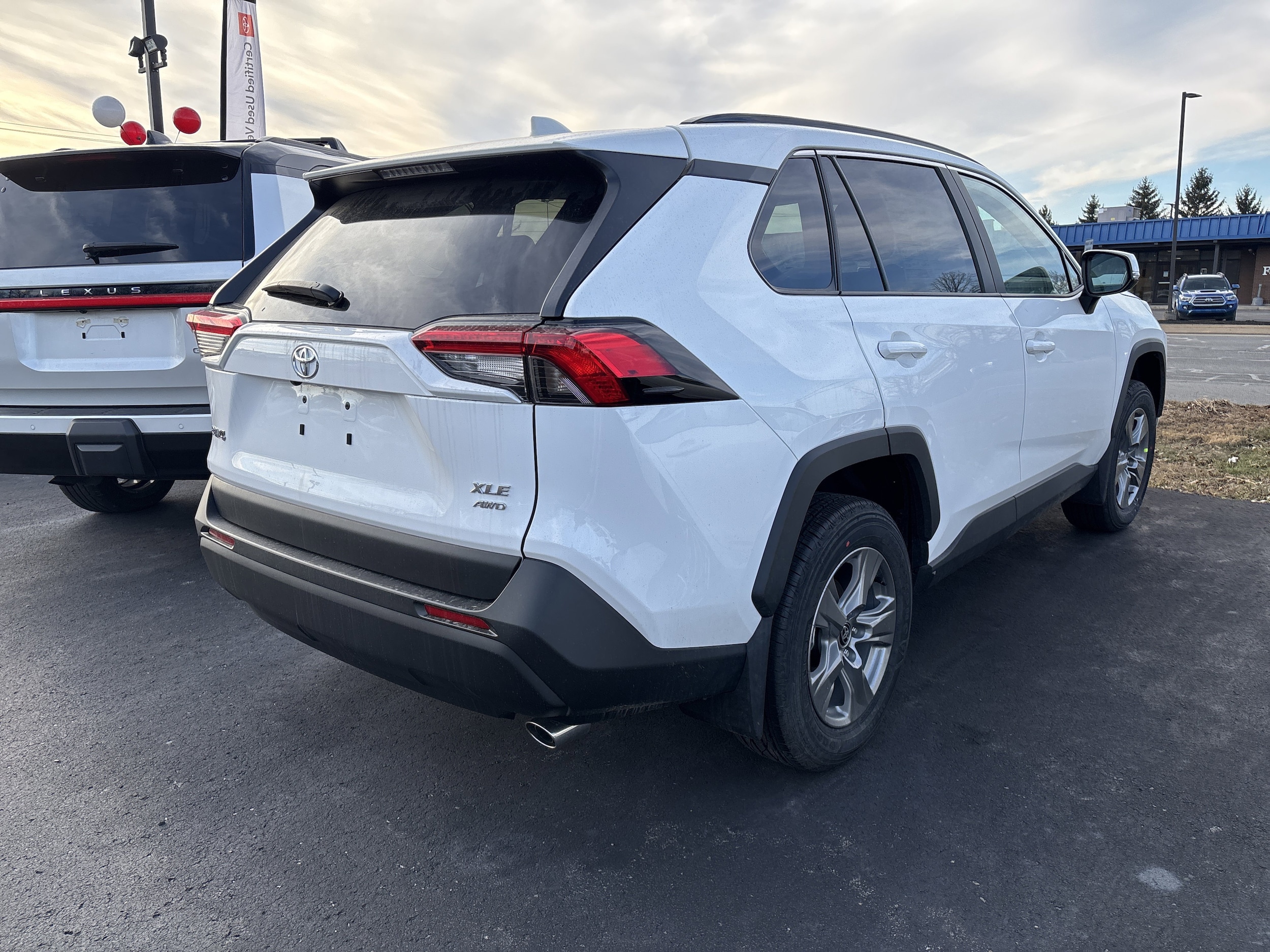 2025 Toyota RAV4 XLE's photo
