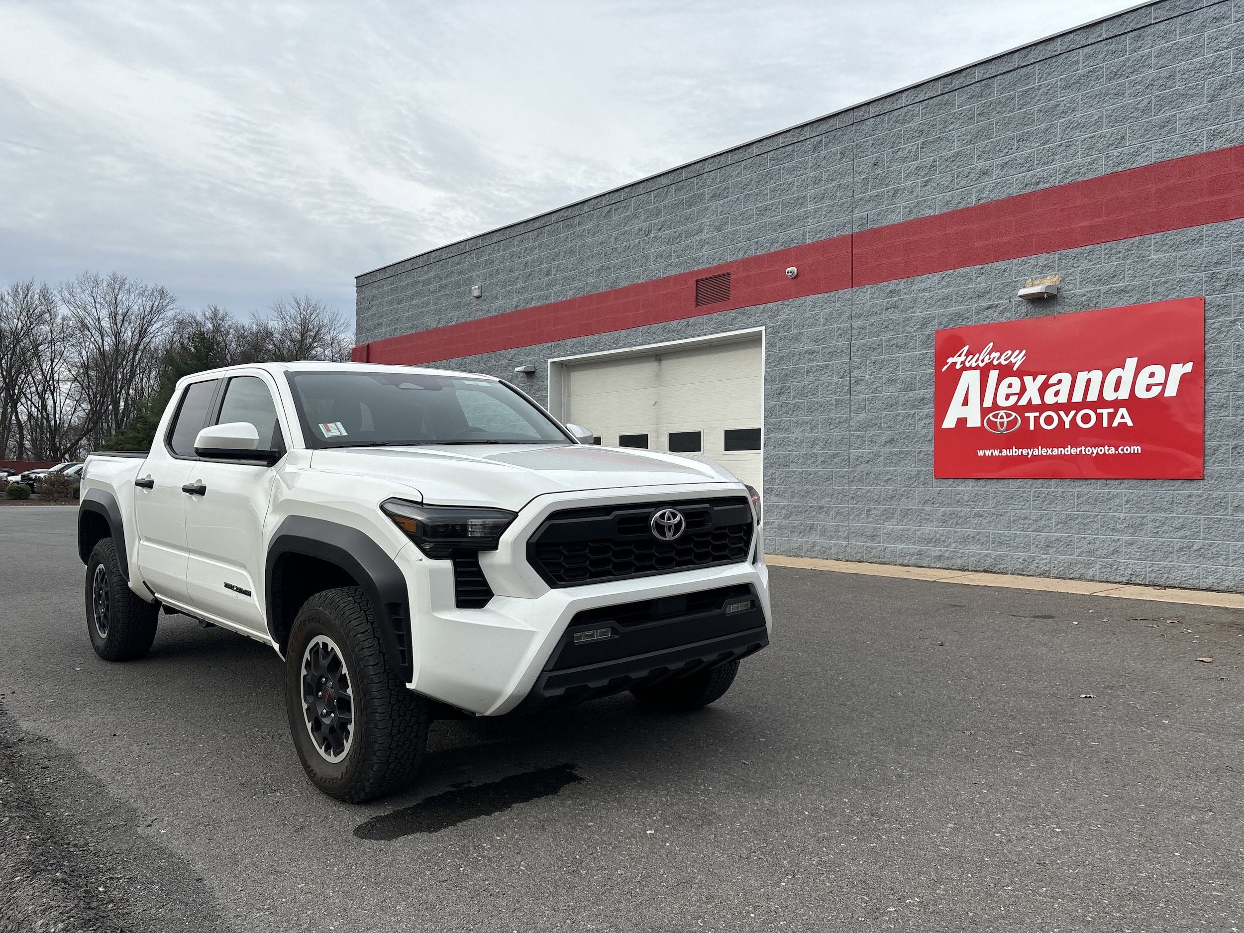 2025 Toyota Tacoma SR5's photo