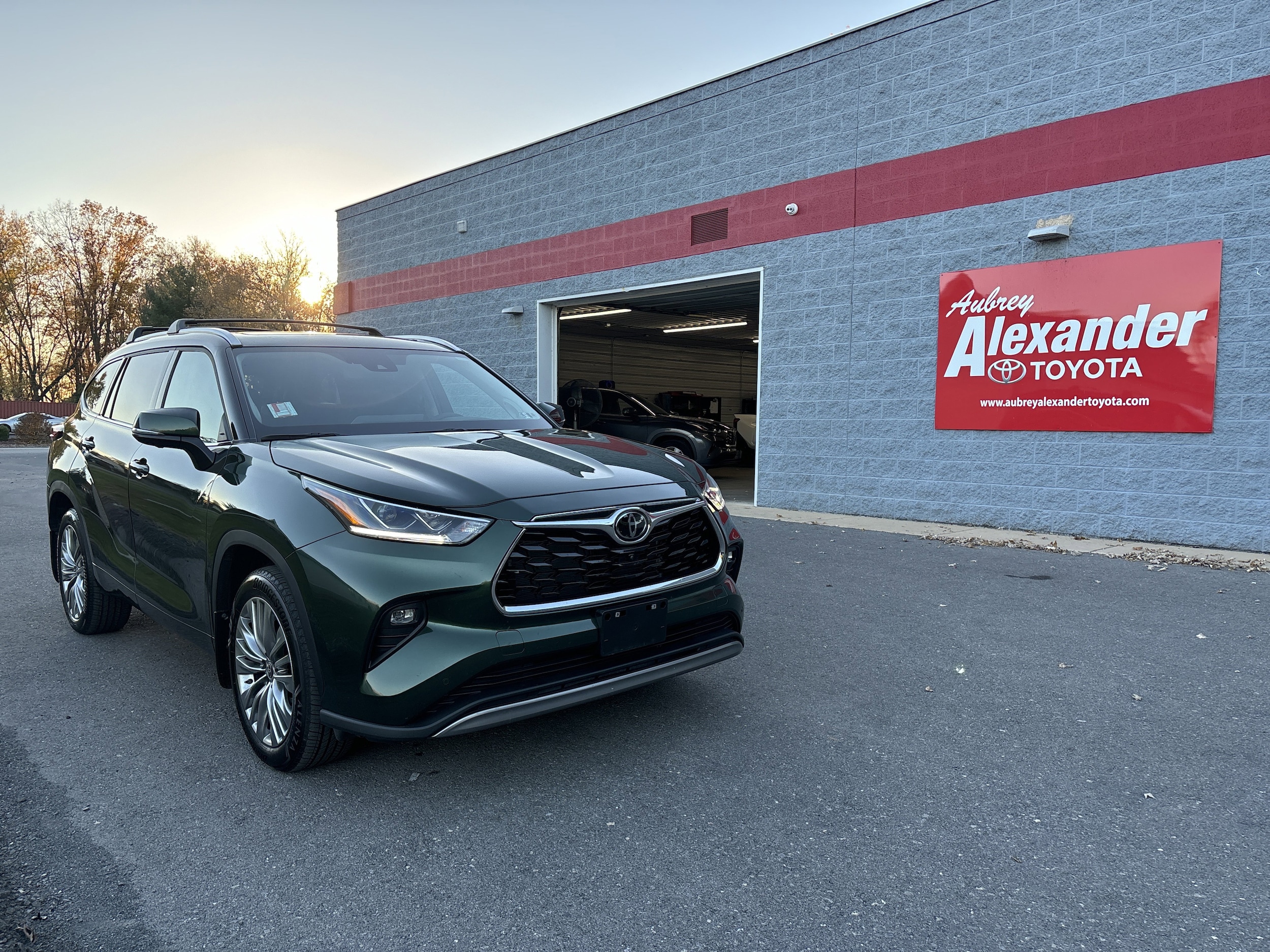 2024 Toyota Highlander Platinum's photo