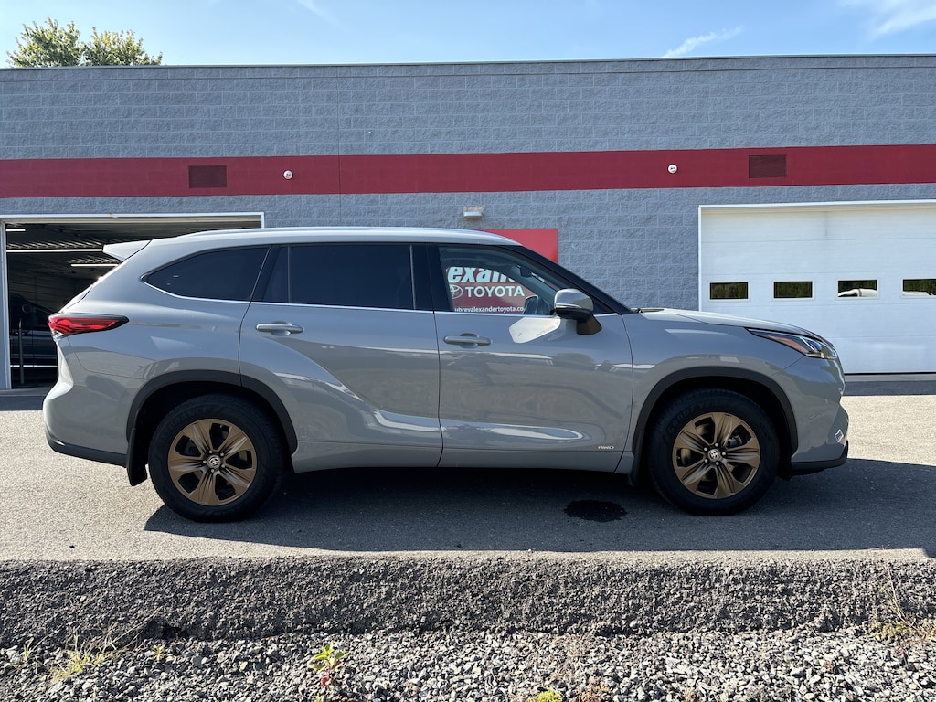 Certified 2022 Toyota Highlander XLE Bronze SUV