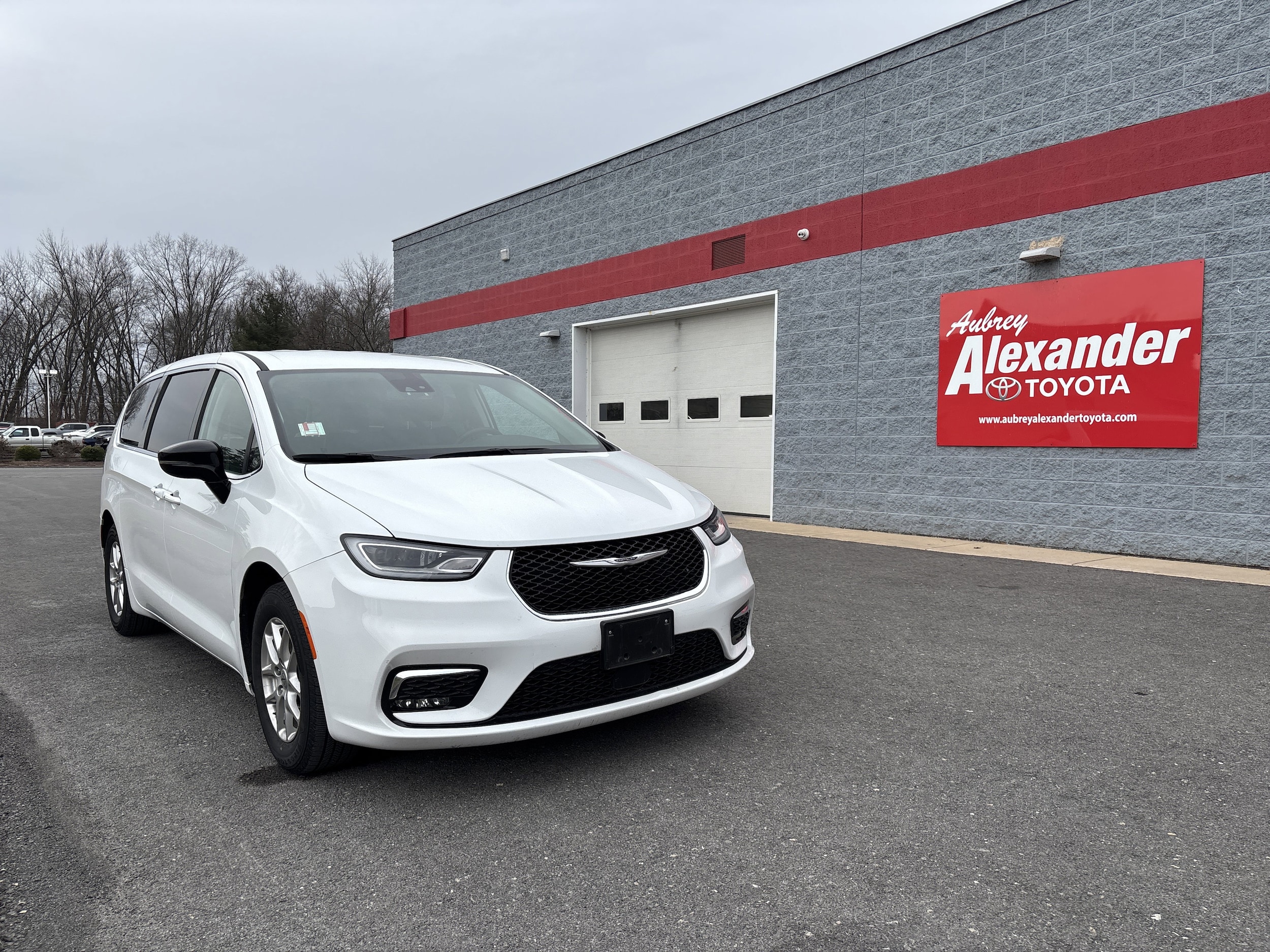 2024 Chrysler Pacifica Touring L's photo