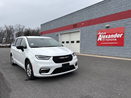 2024 Chrysler Pacifica Touring L Van Passenger Van