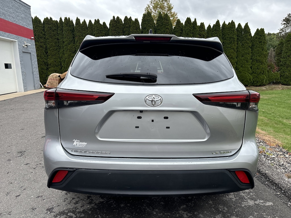 Used 2024 Toyota Highlander LE SUV