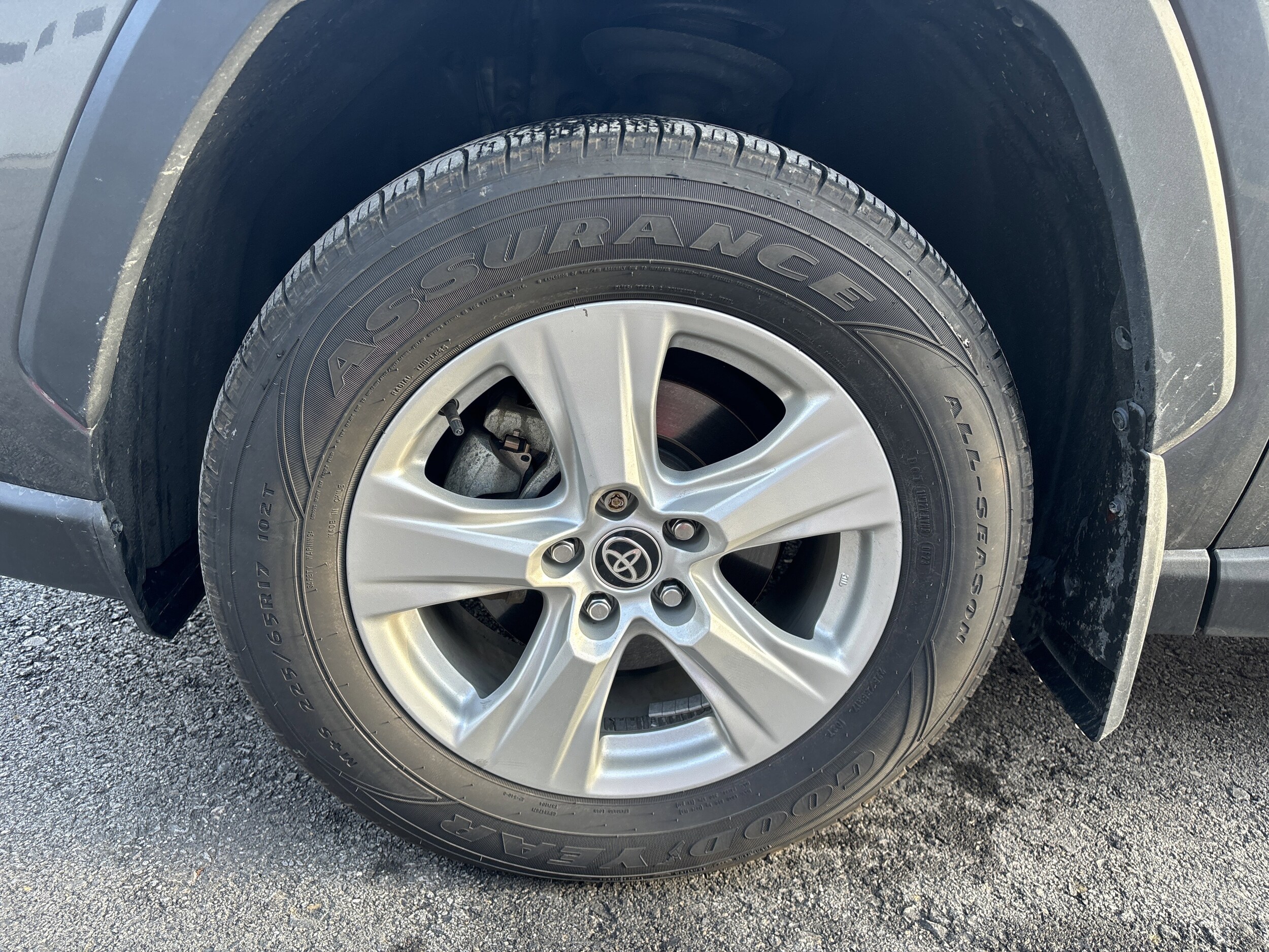 2021 Toyota RAV4 XLE photo 2