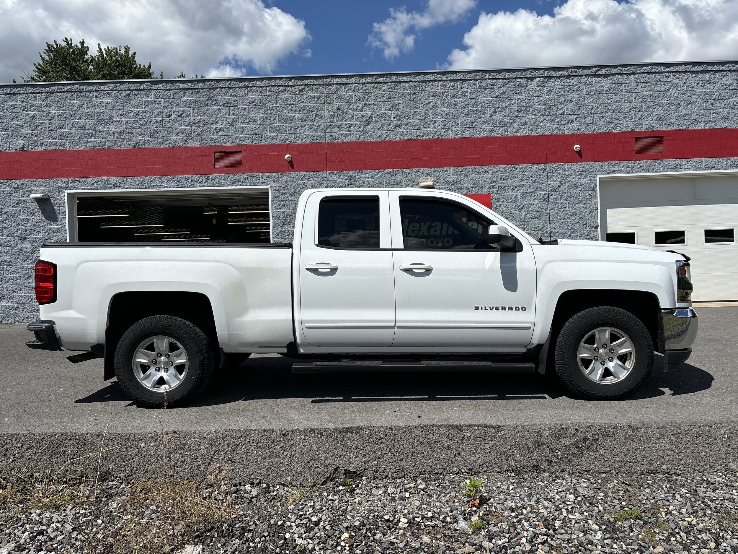 2018 Chevrolet Silverado 1500 LT photo 2