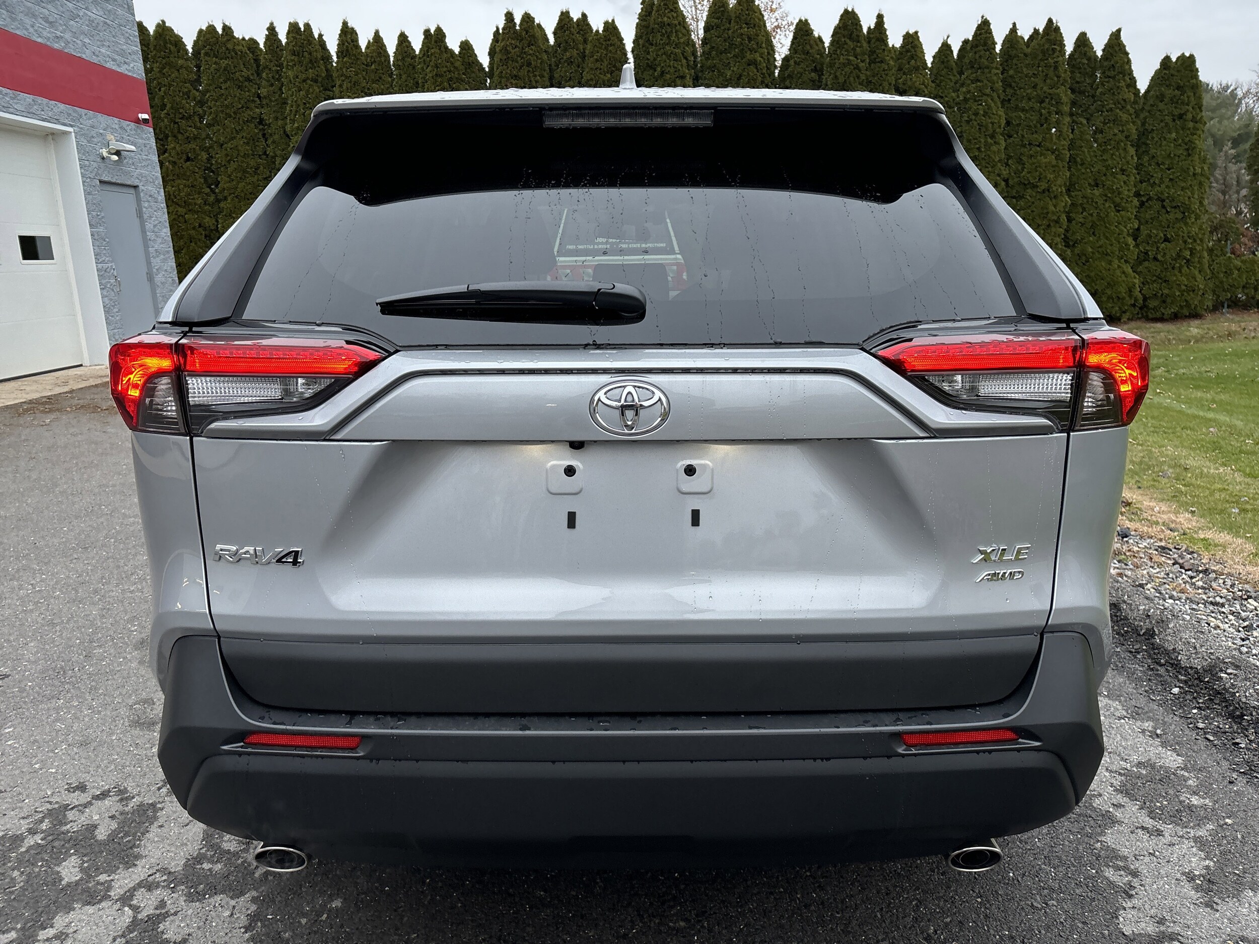 2025 Toyota RAV4 XLE photo 4