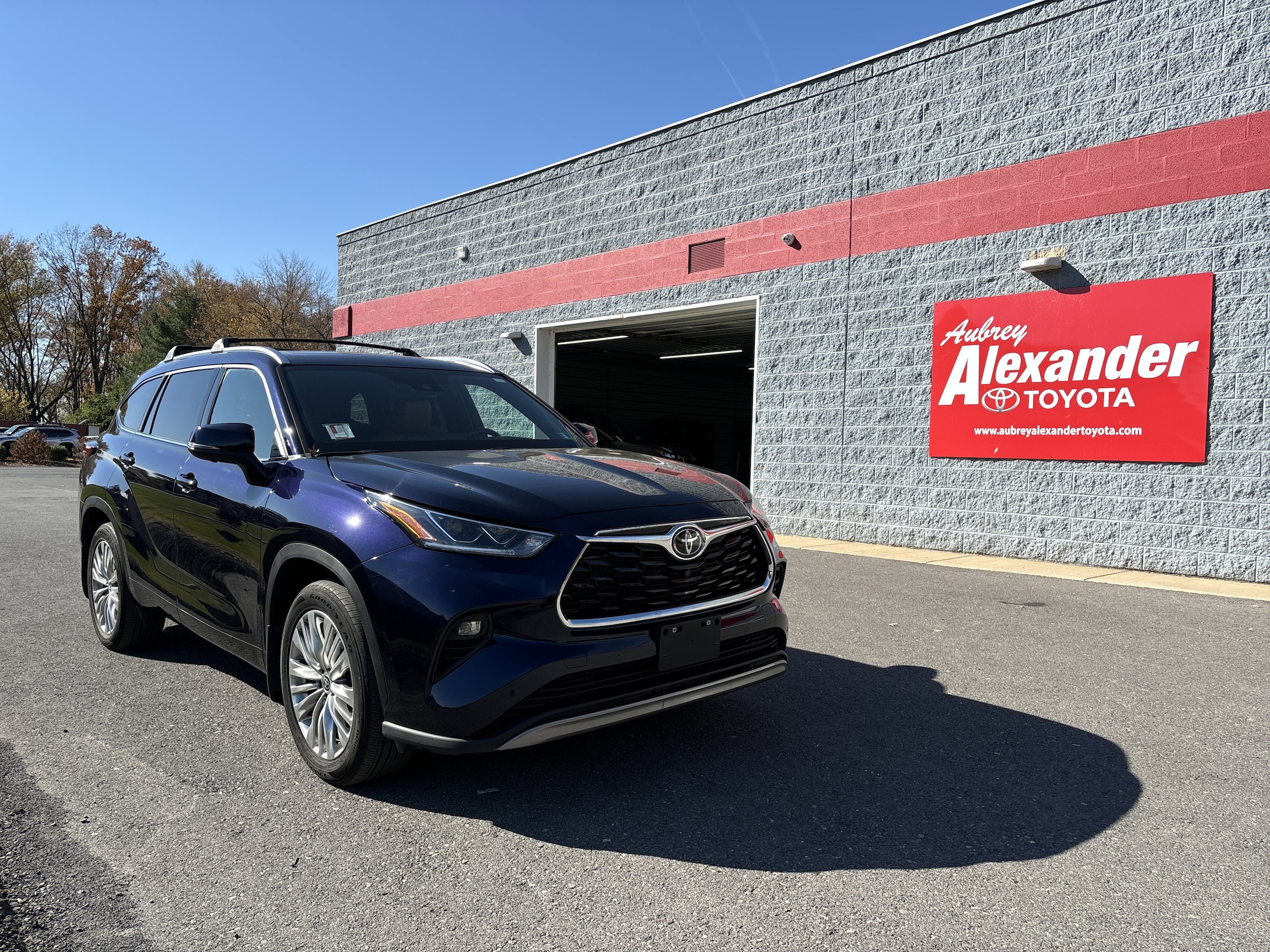 2023 Toyota Highlander Platinum's photo