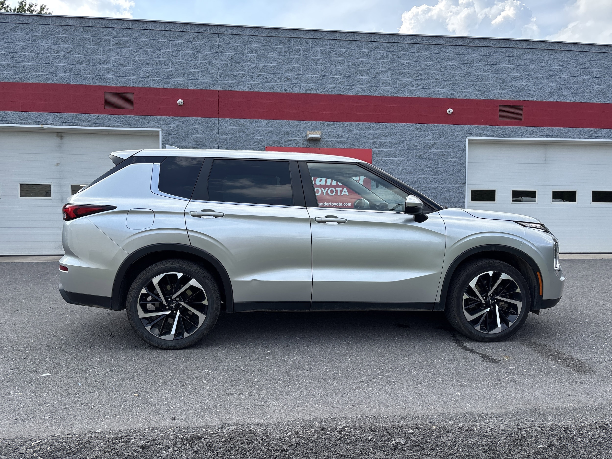 Used 2022 Mitsubishi Outlander ES with VIN JA4J4TA88NZ028432 for sale in Selinsgrove, PA