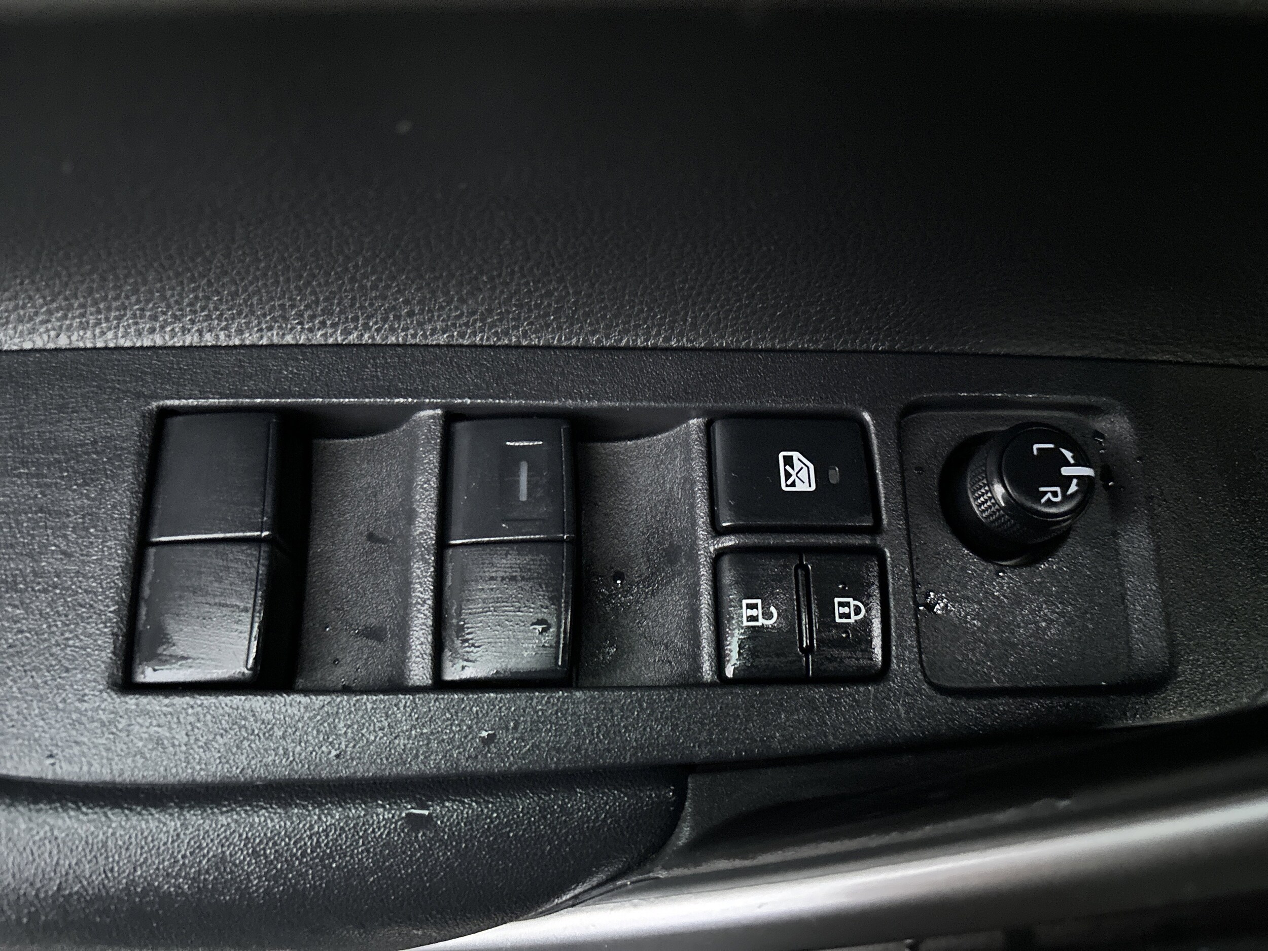 2023 Toyota Corolla Cross L photo 2