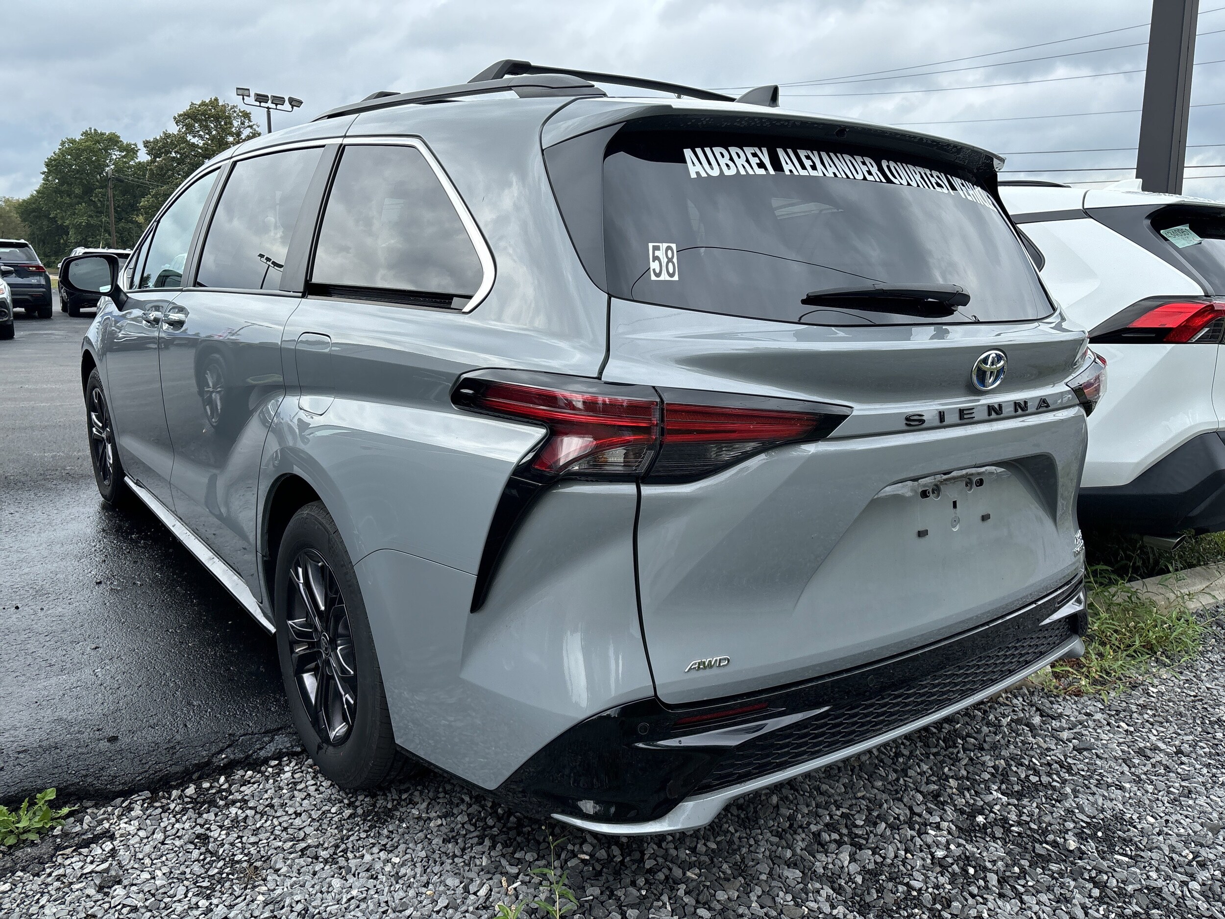2024 Toyota Sienna XSE photo 2