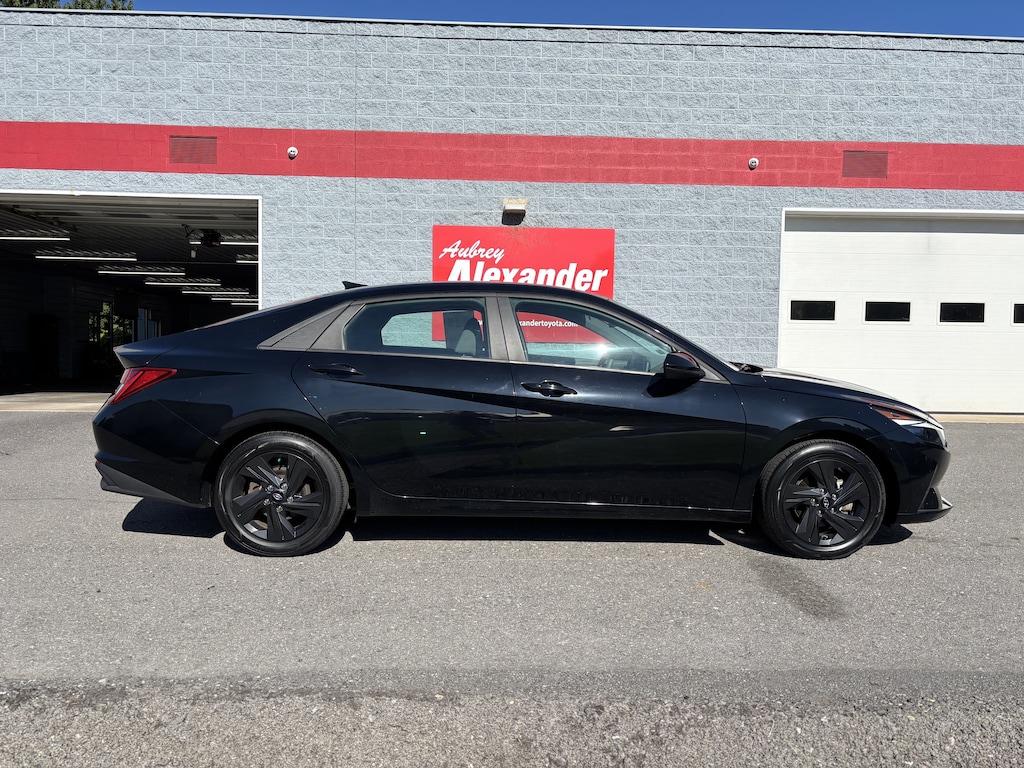 Used 2023 Hyundai Elantra Hybrid Blue Sedan
