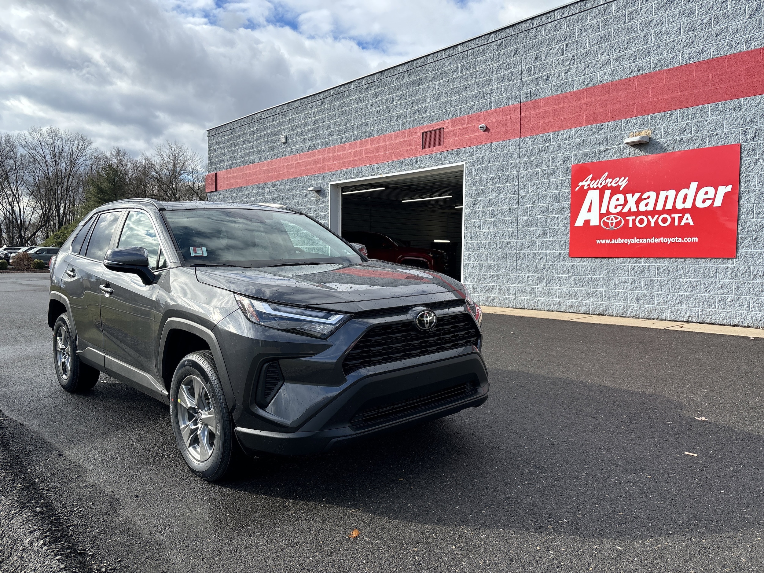 2025 Toyota RAV4 XLE's photo