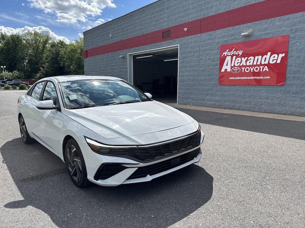 Used 2025 Hyundai Elantra SEL Convenience Sedan