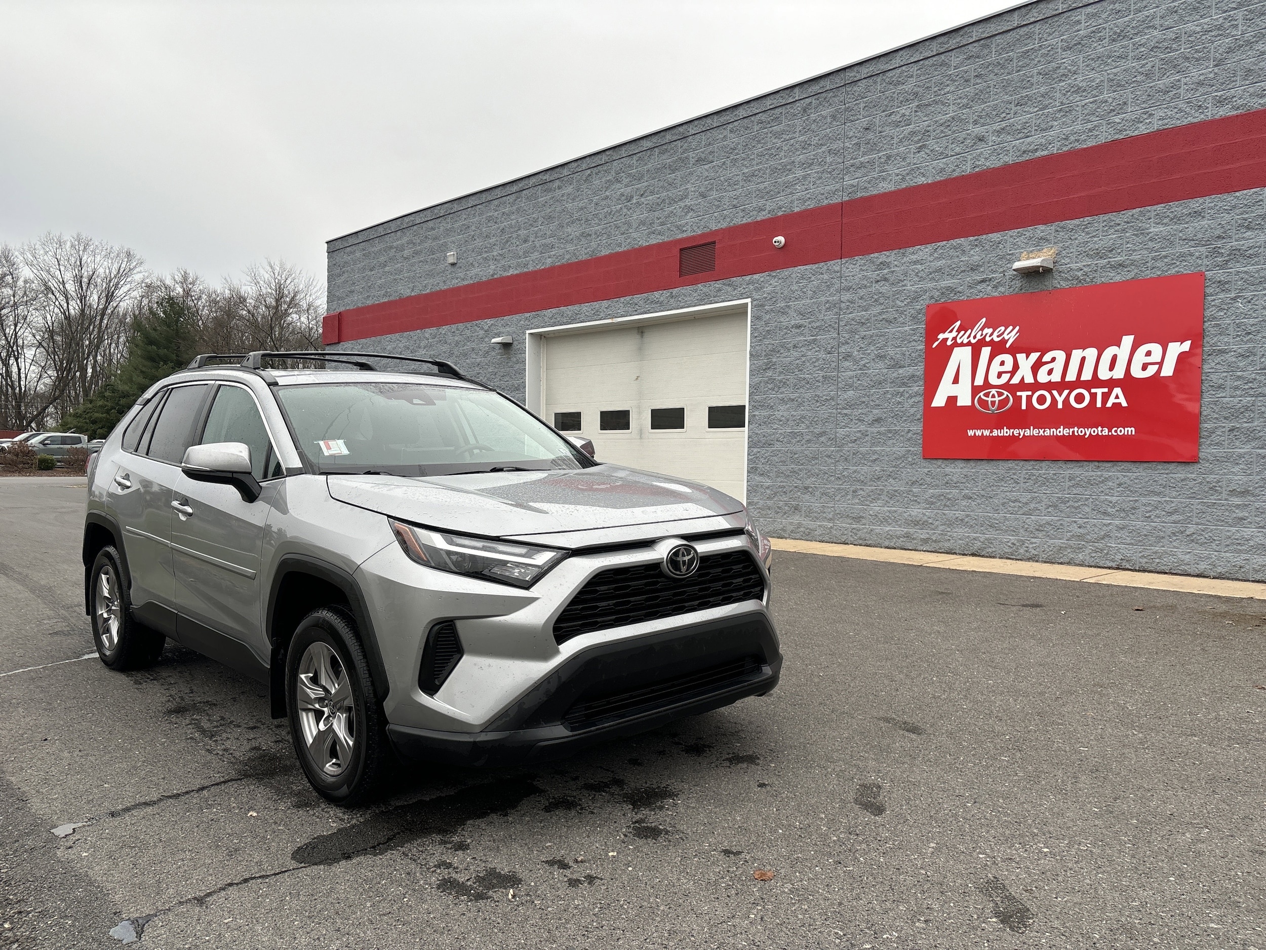 2022 Toyota RAV4 XLE's photo