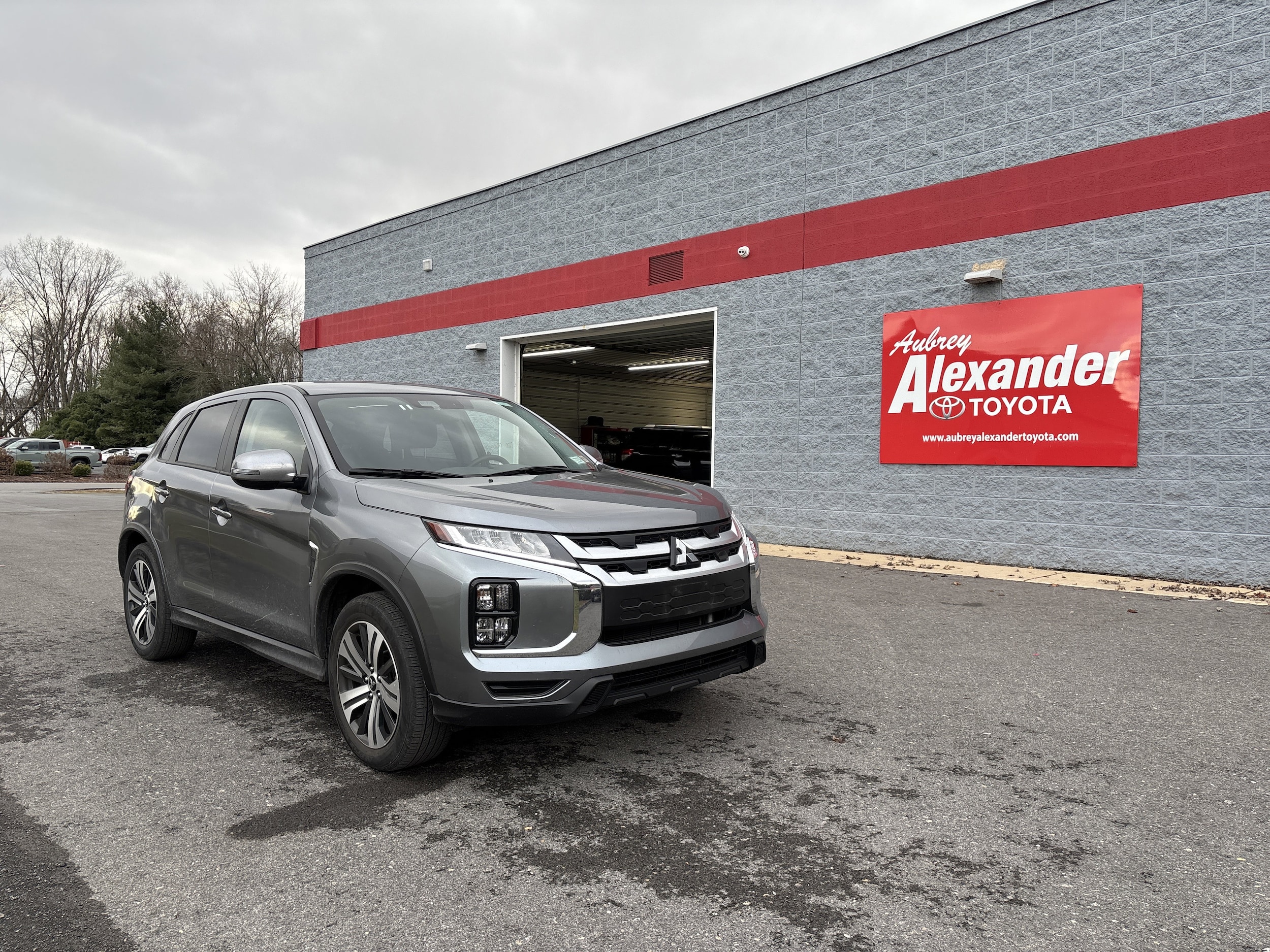 2025 Mitsubishi Outlander Sport SE's photo