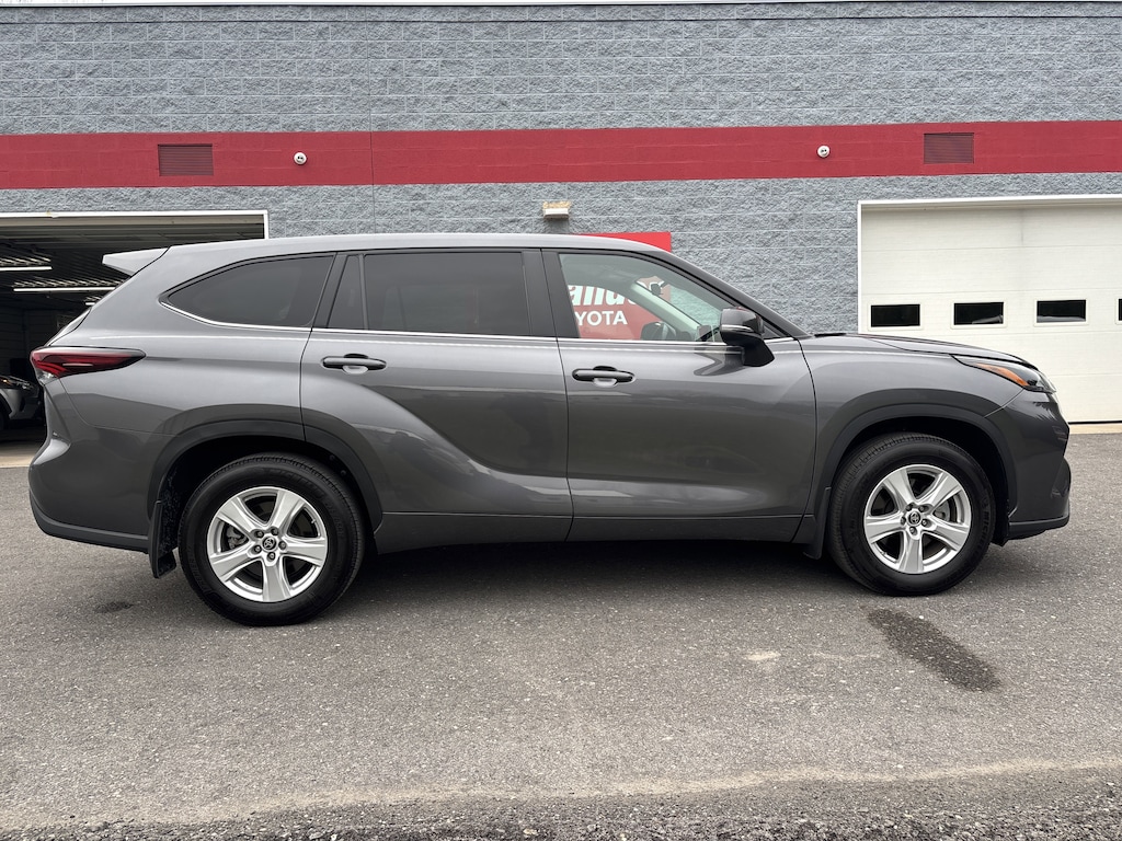 Used 2024 Toyota Highlander LE SUV