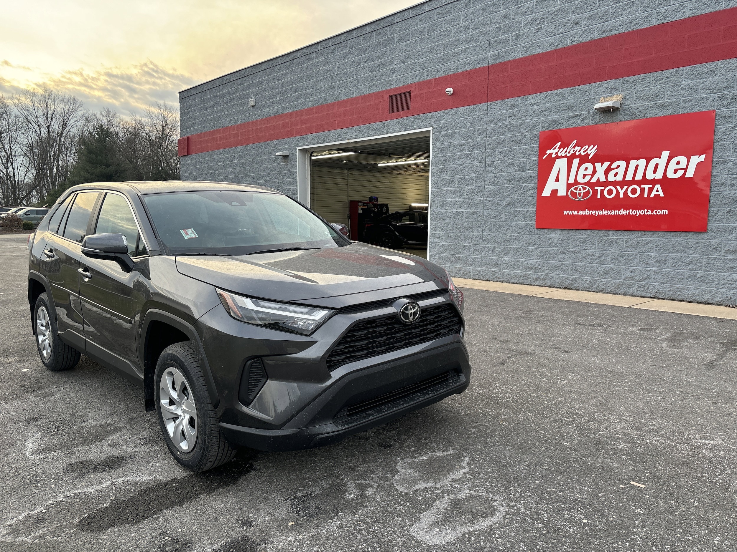 2025 Toyota RAV4 LE's photo