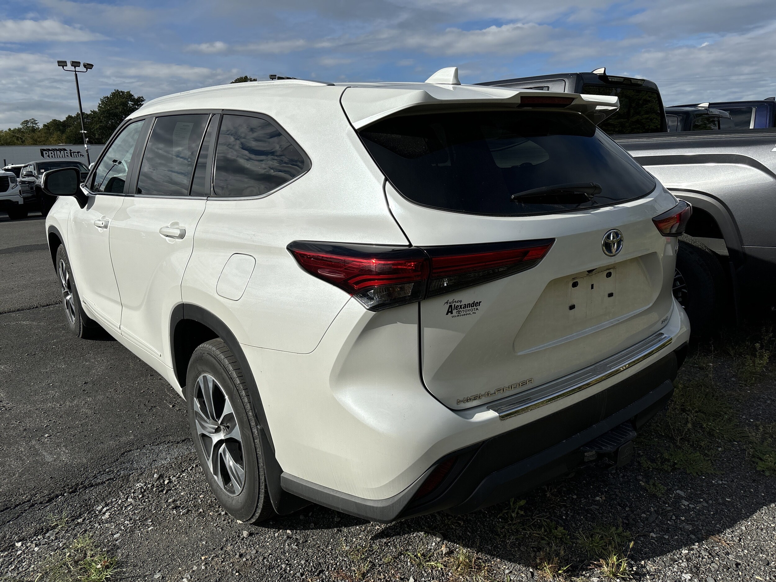 2023 Toyota Highlander XLE Hybrid photo 2