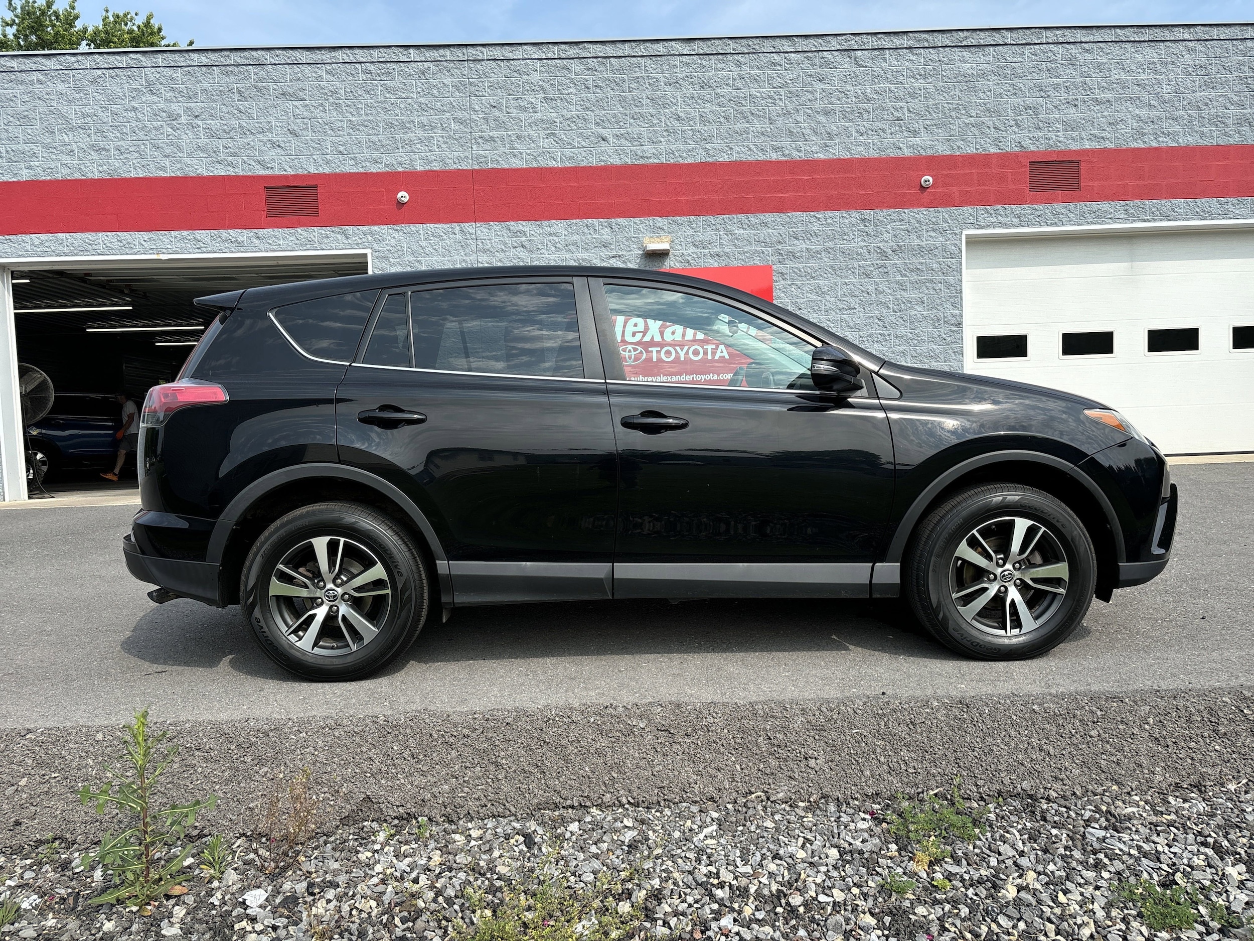 Used 2018 Toyota RAV4 XLE with VIN 2T3RFREV6JW816268 for sale in Selinsgrove, PA