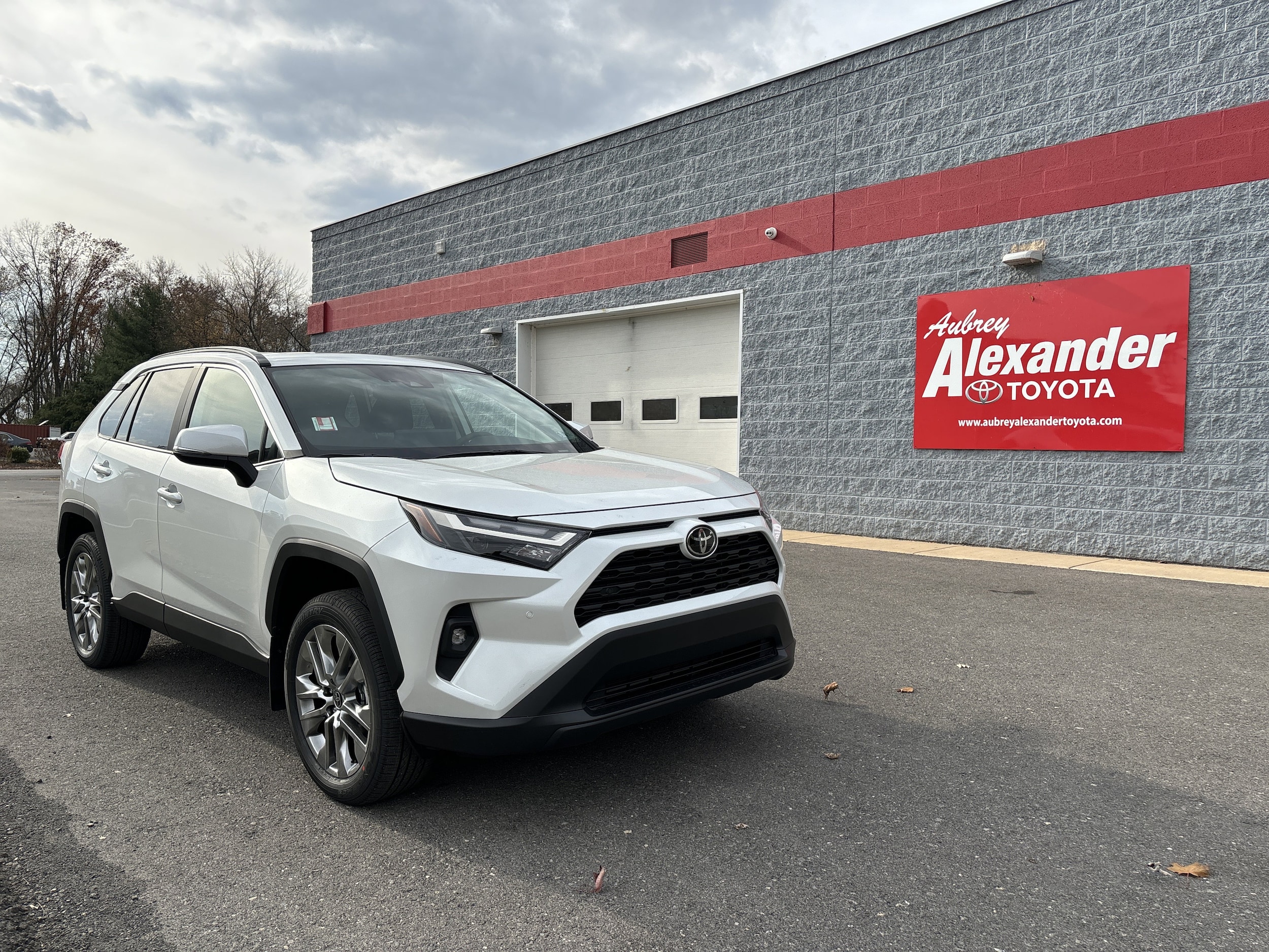 2025 Toyota RAV4 XLE Premium's photo