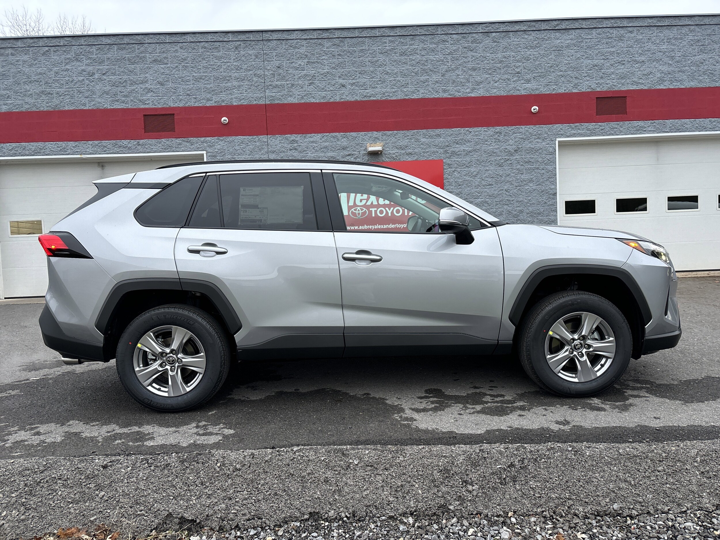 2025 Toyota RAV4 XLE photo 2