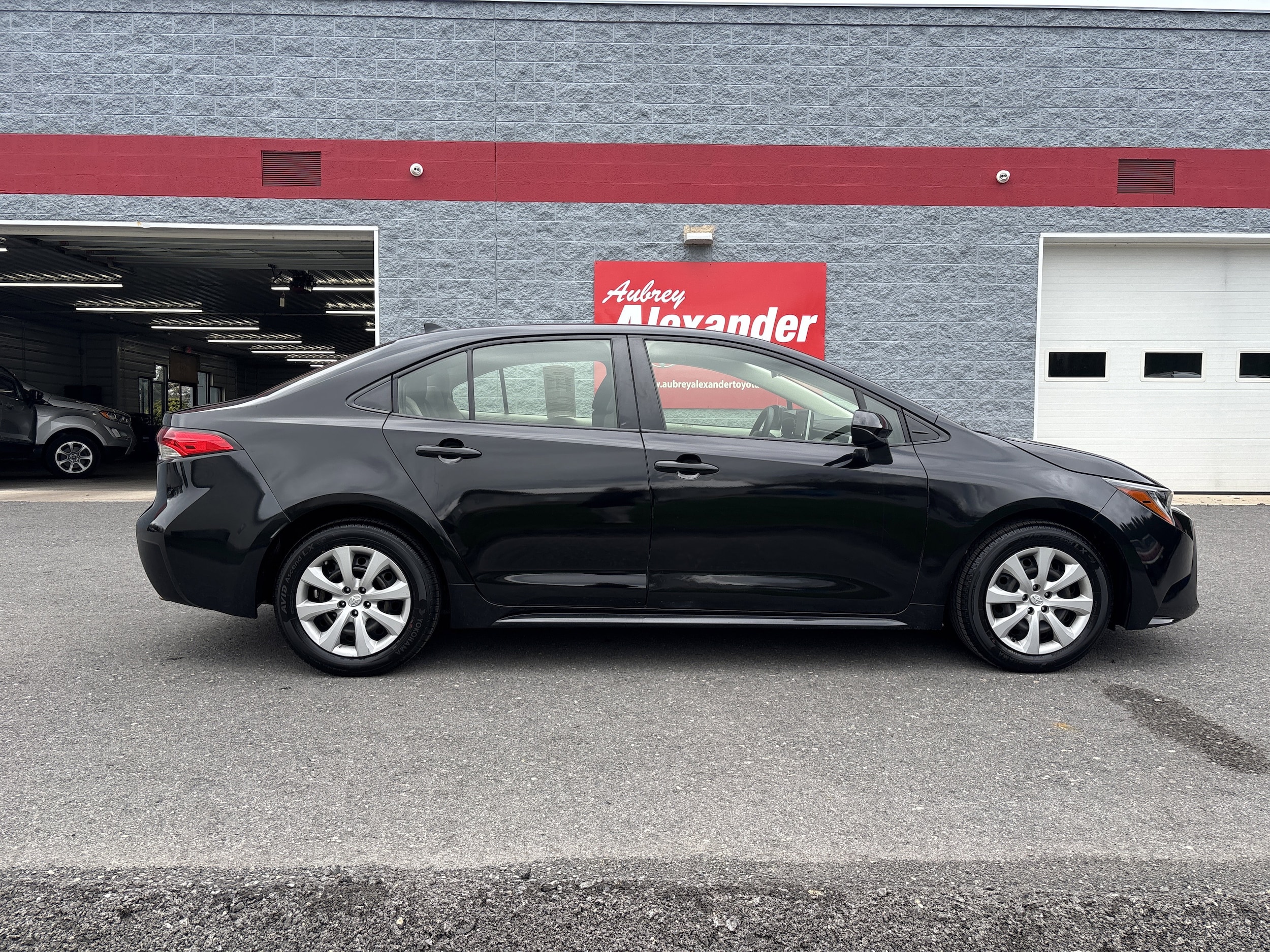 Used 2021 Toyota Corolla LE with VIN JTDEPMAE6MJ168518 for sale in Selinsgrove, PA