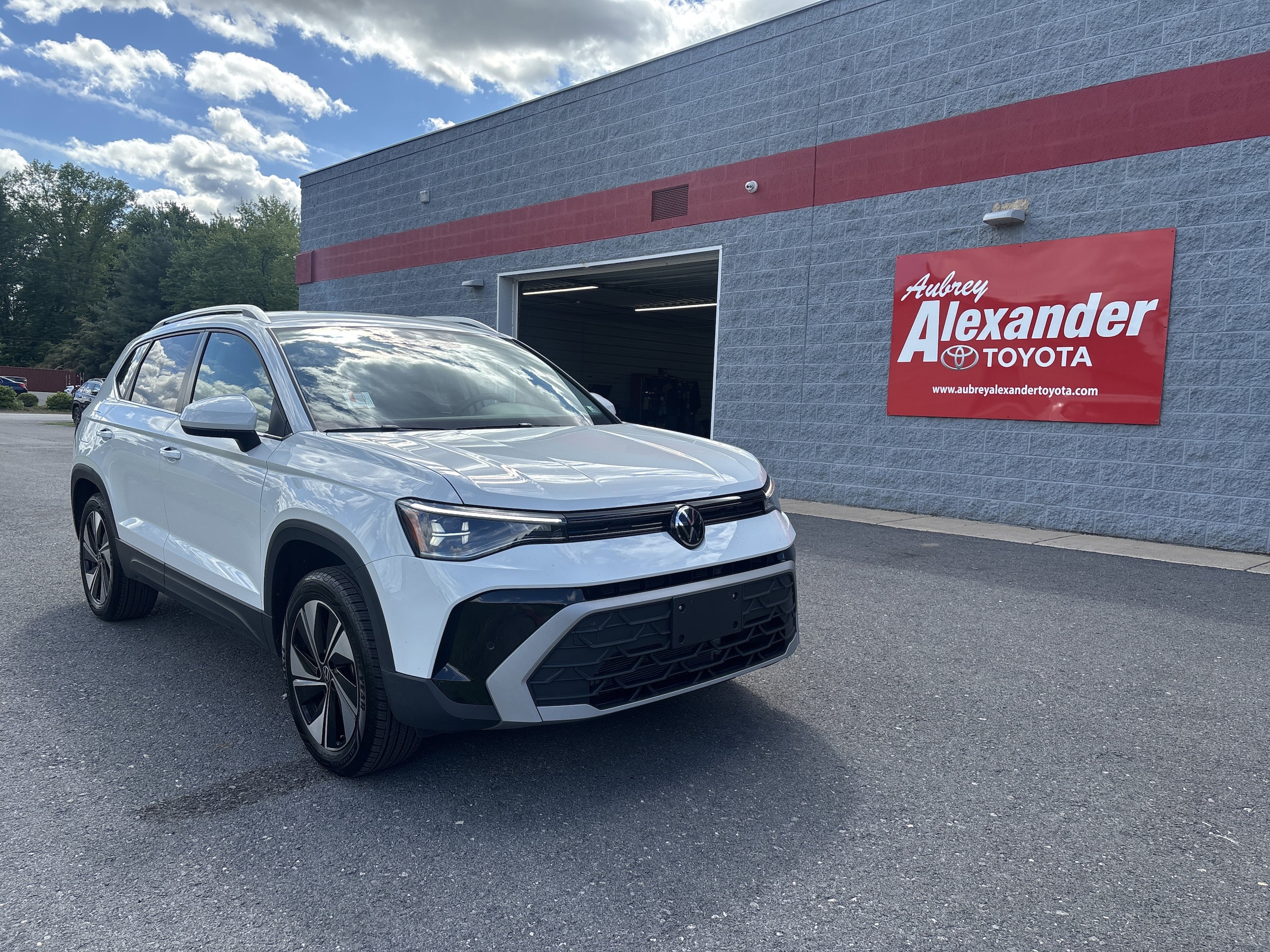2025 Volkswagen Taos 1.5T SE 4Motion's photo