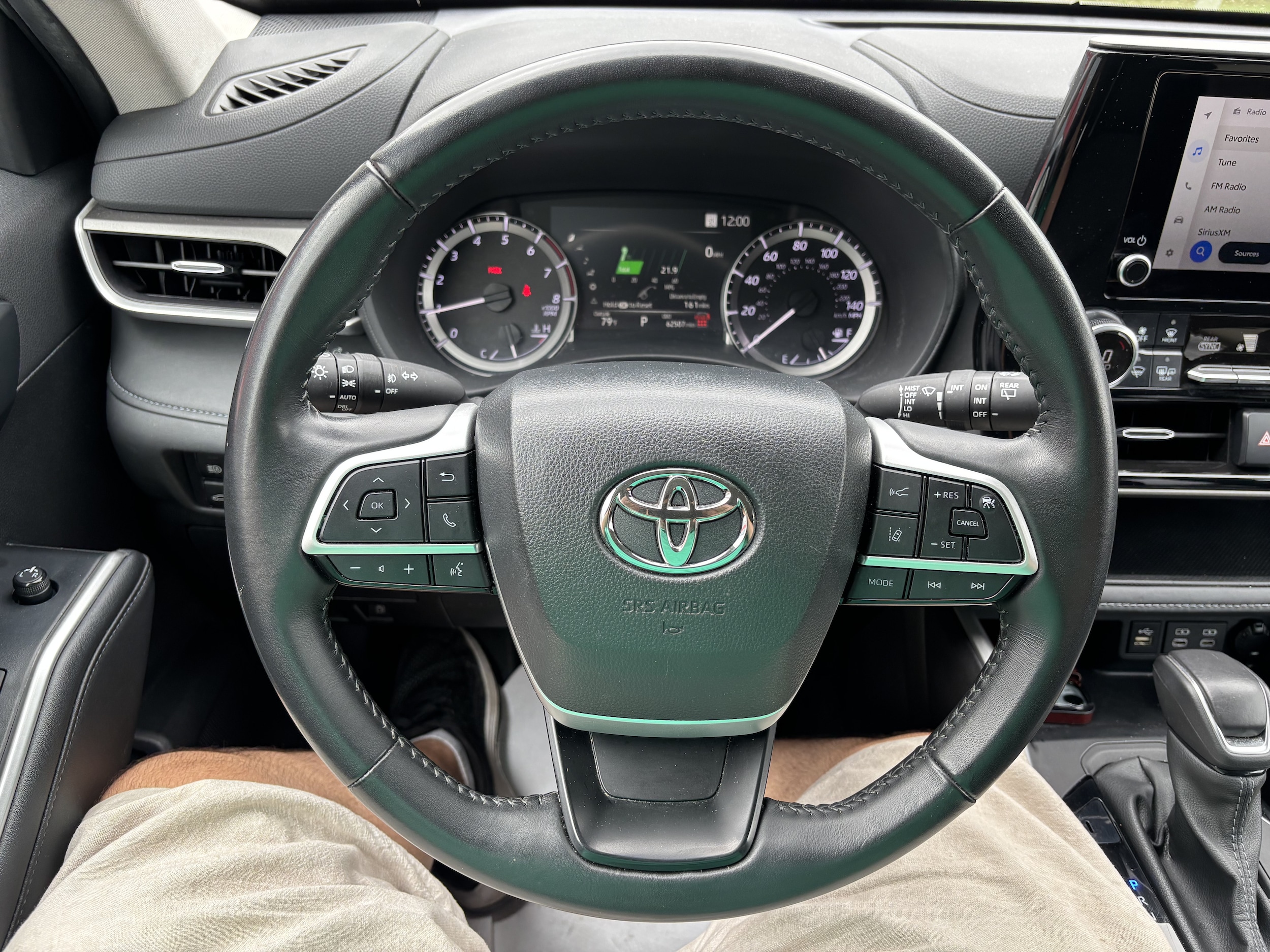 2024 Toyota Highlander LE - Photo 19