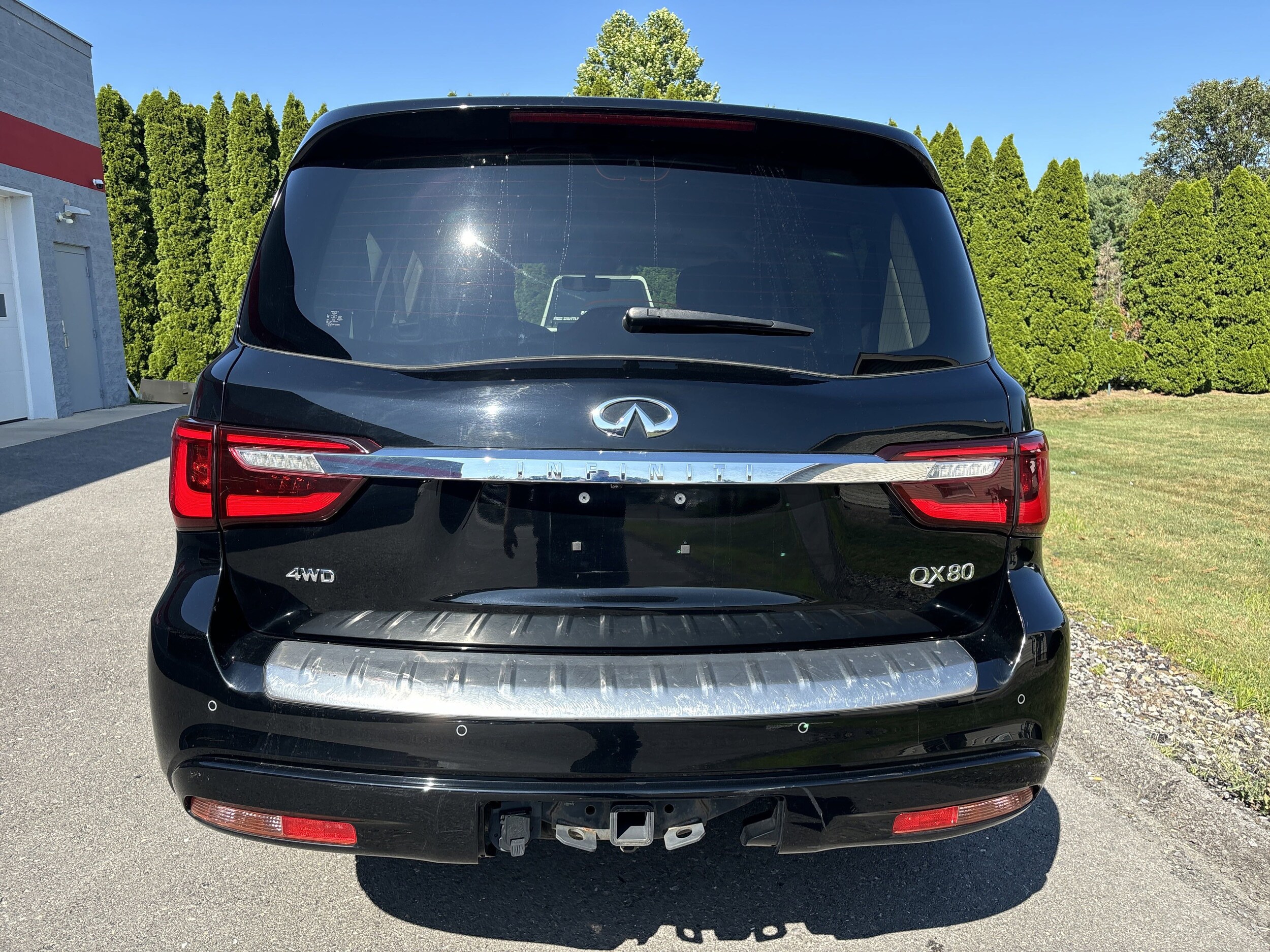 2023 Infiniti QX80 Luxe photo 2