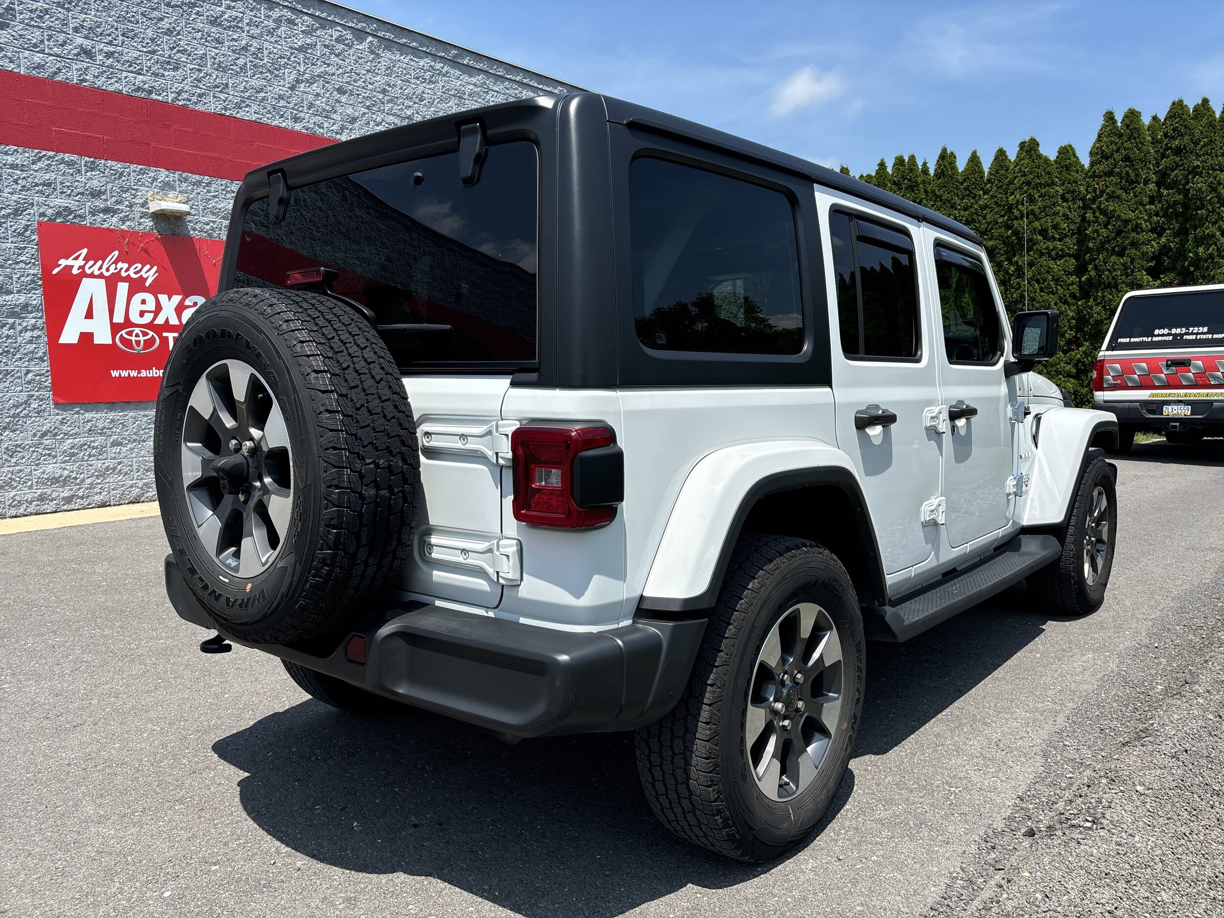 2022 Jeep Wrangler Unlimited Sahara photo 2