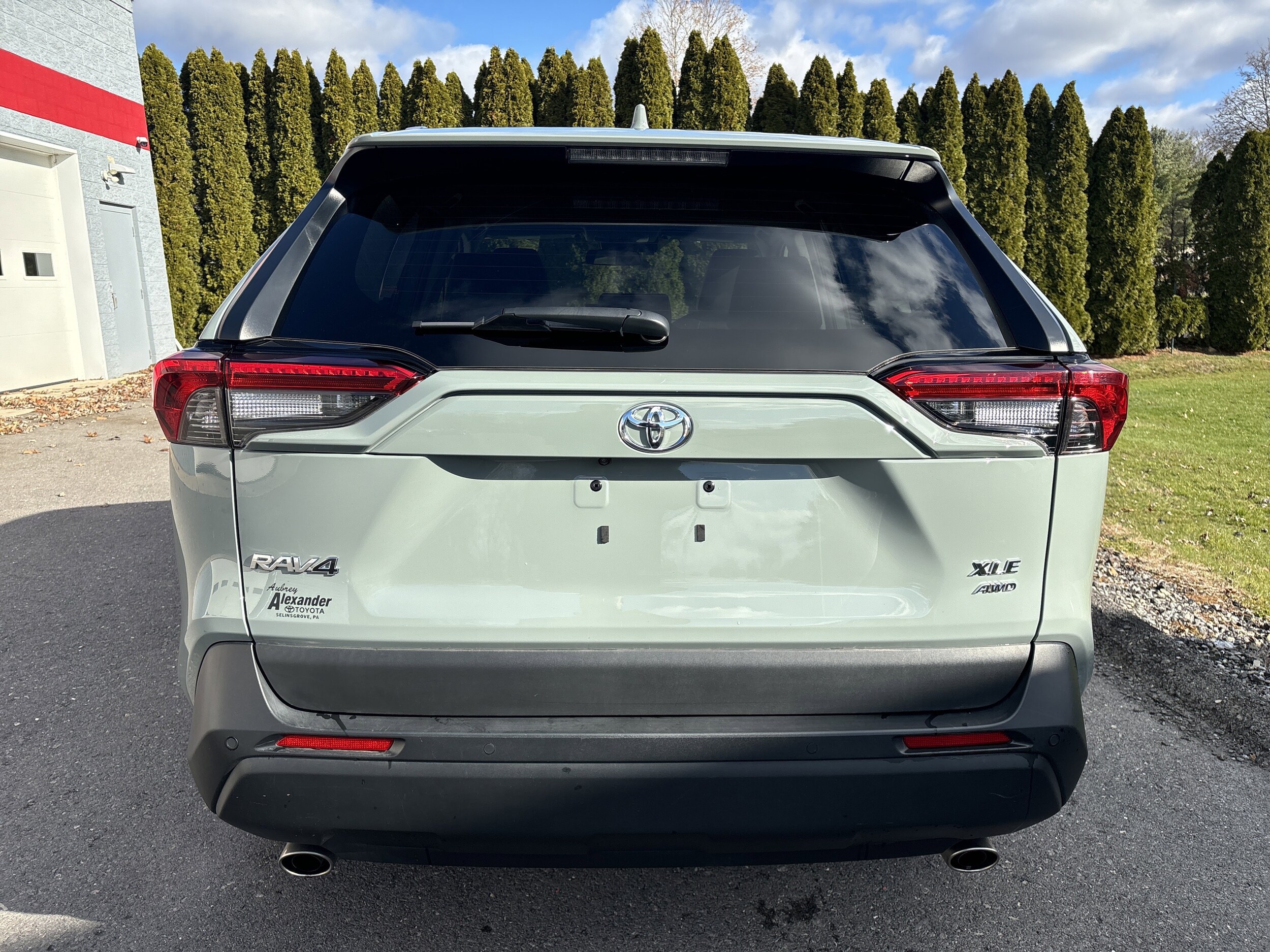 2023 Toyota RAV4 XLE Premium photo 3