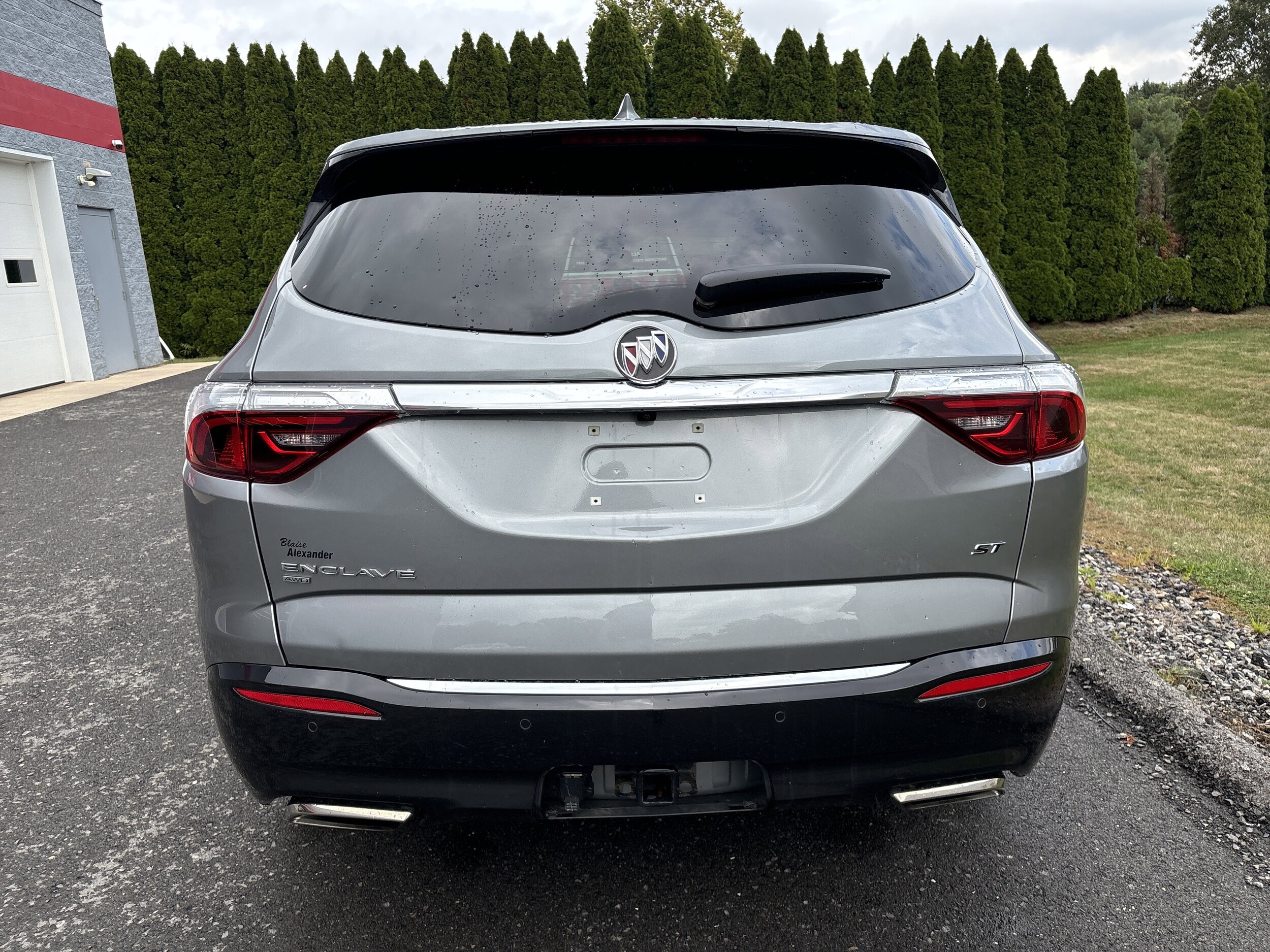 2023 Buick Enclave Essence photo 2