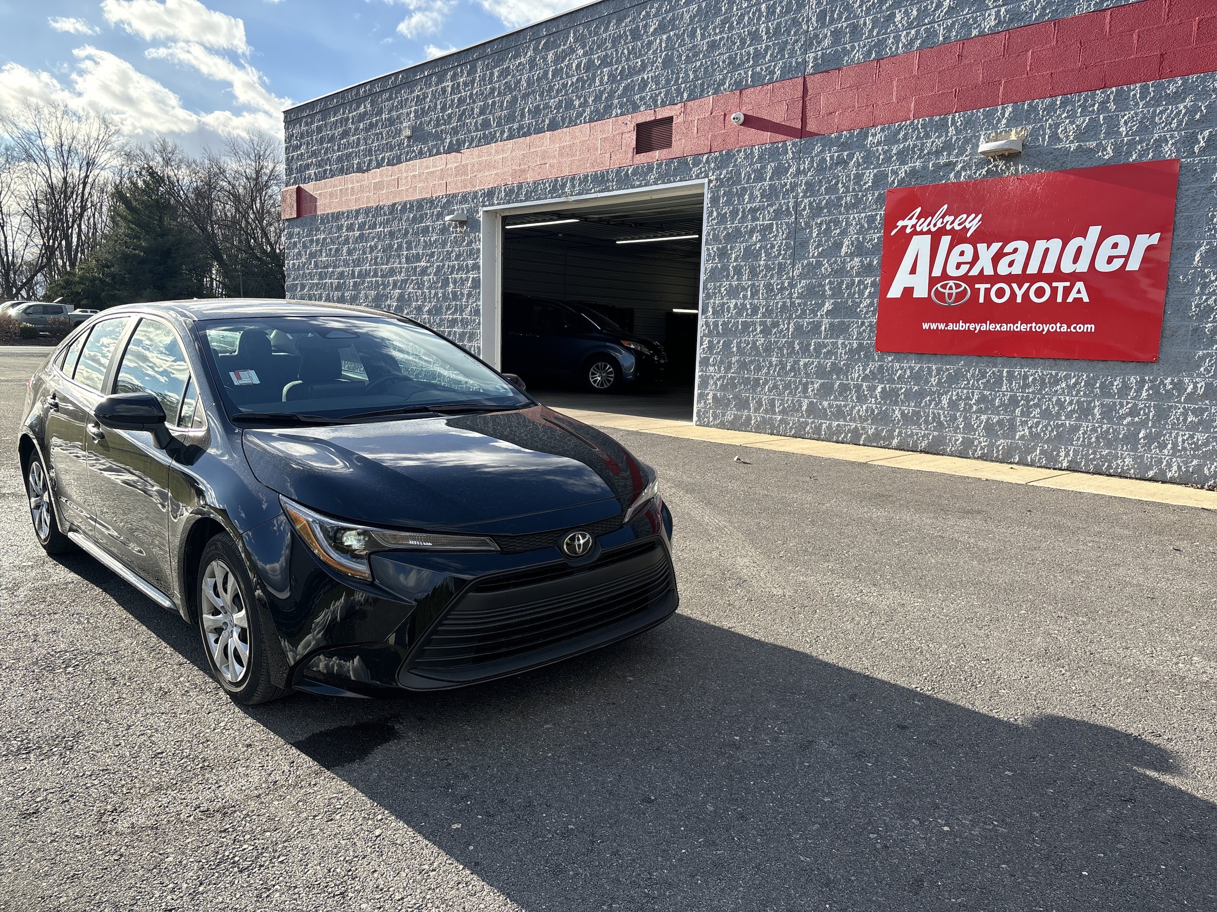 2025 Toyota Corolla LE's photo