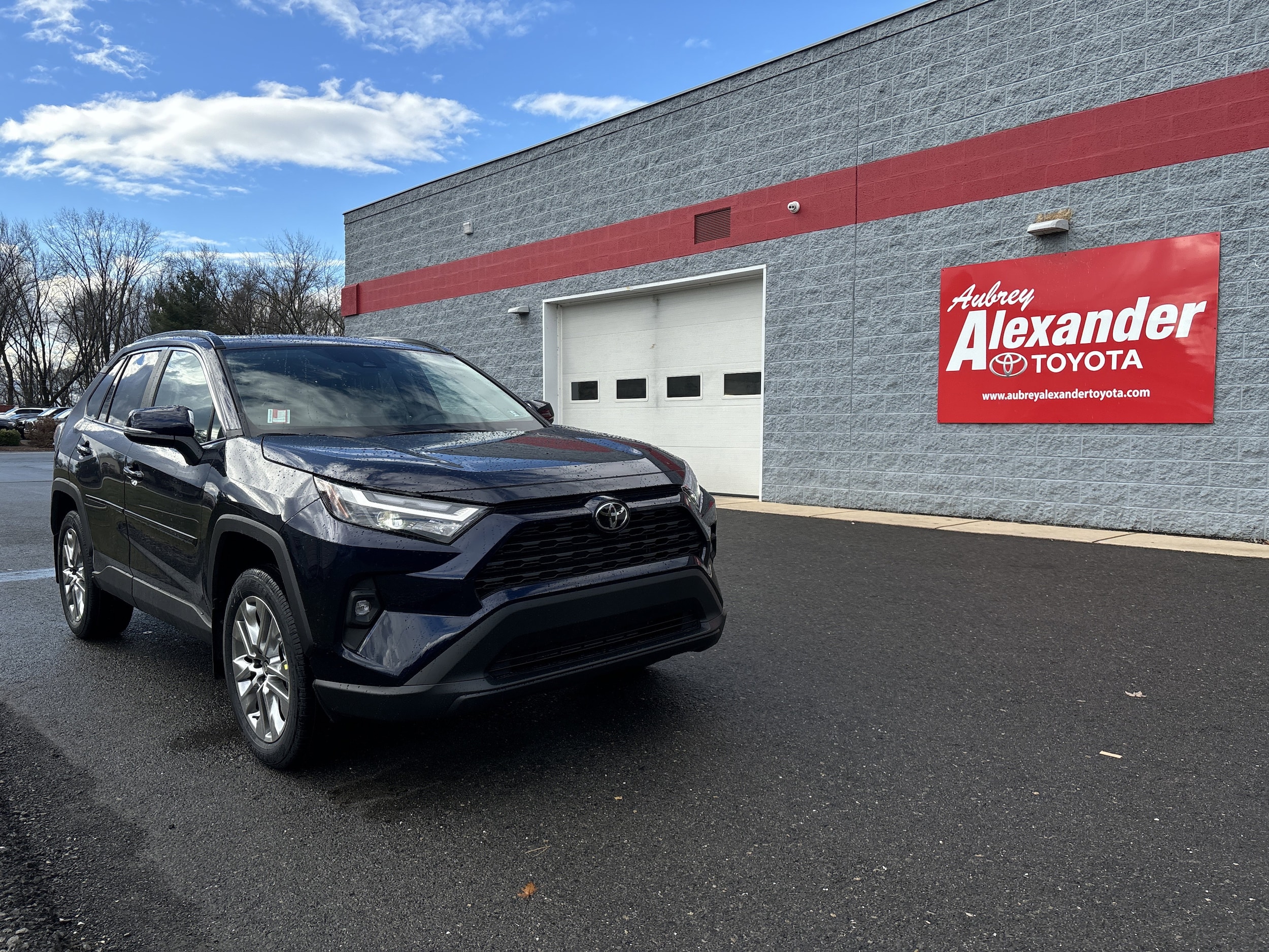 2025 Toyota RAV4 XLE Premium's photo