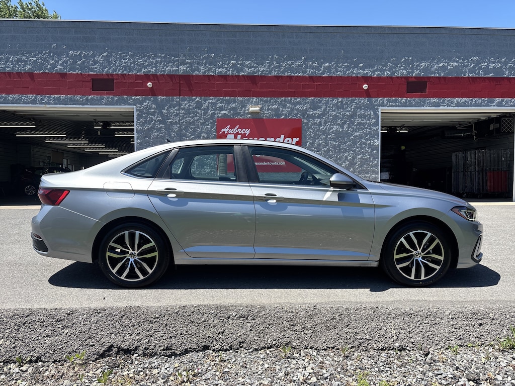 Used 2025 Volkswagen Jetta 1.5T SE Sedan