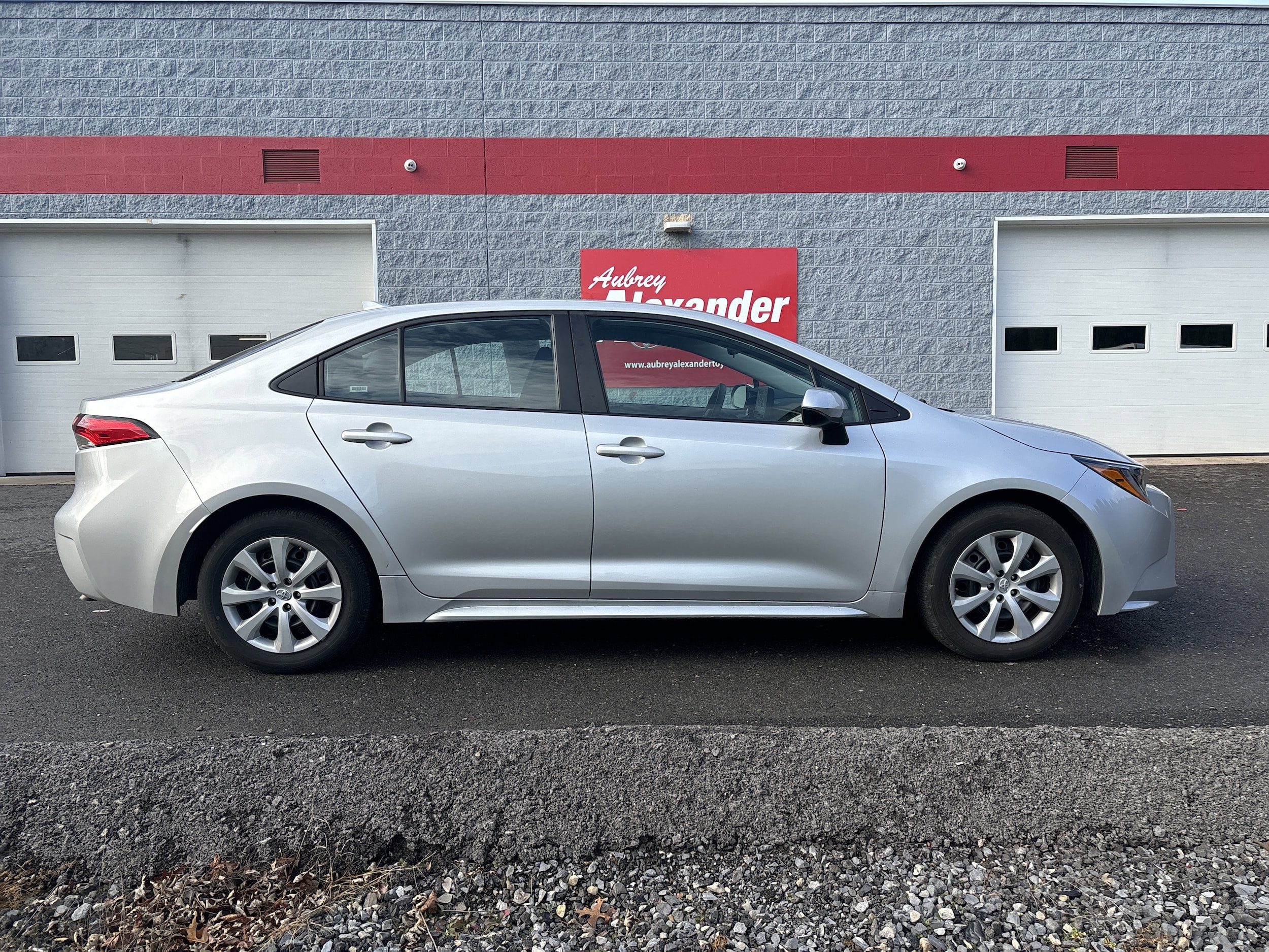 Used 2025 Toyota Corolla LE with VIN 5YFB4MDE9SP274669 for sale in Northfield, Minnesota