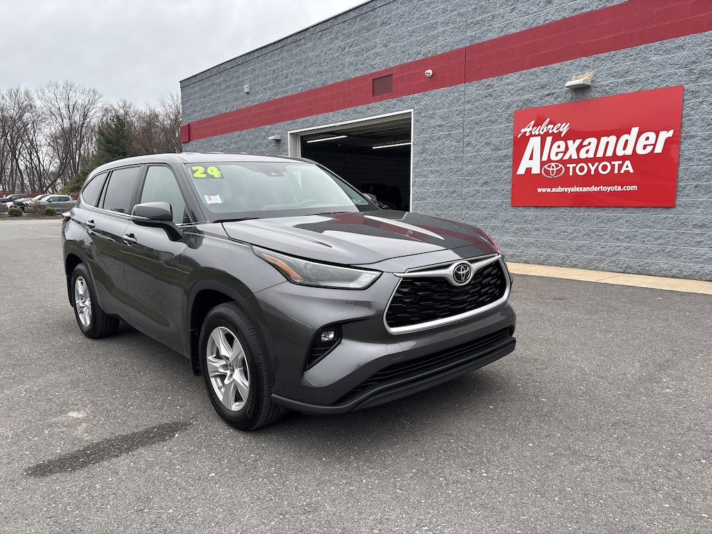 Used 2024 Toyota Highlander LE SUV