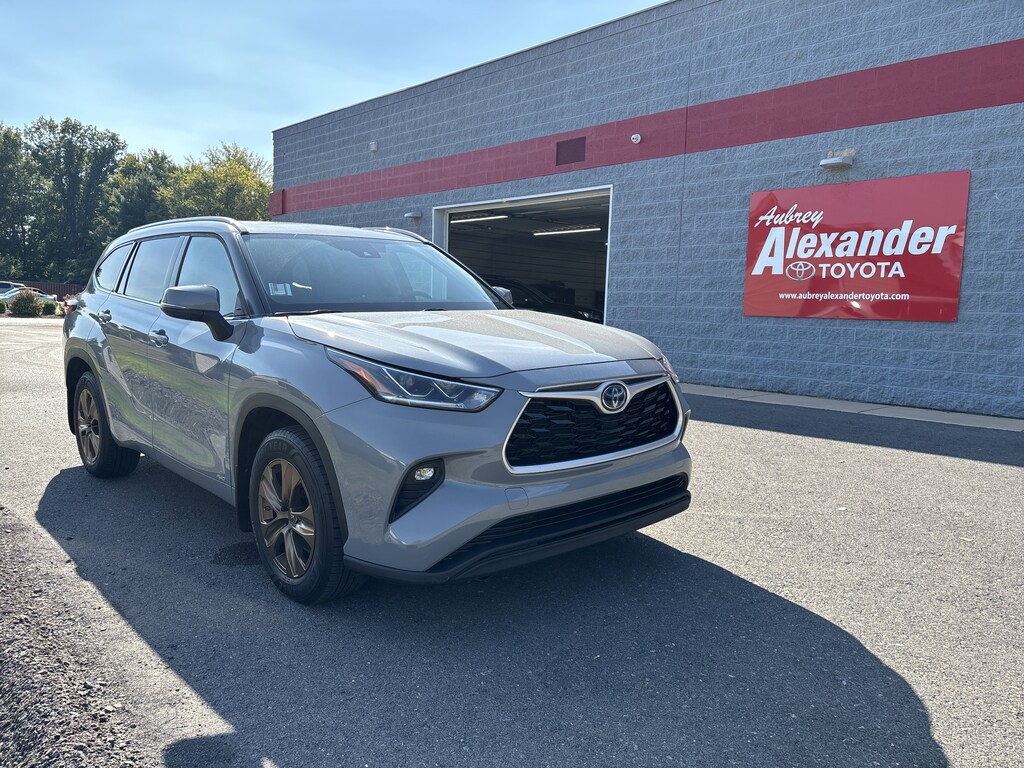 Certified 2022 Toyota Highlander XLE Bronze SUV
