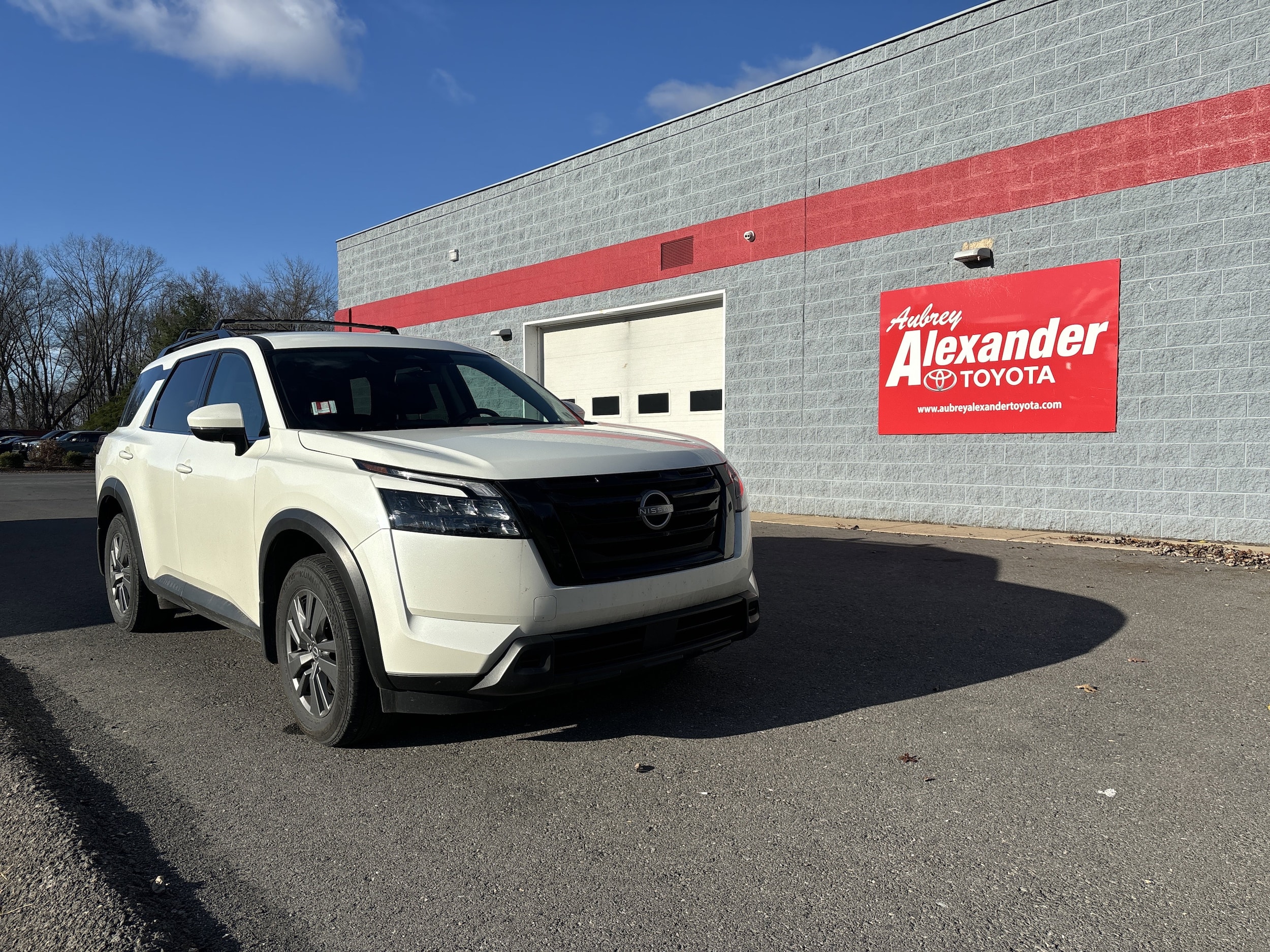 2024 Nissan Pathfinder SV's photo