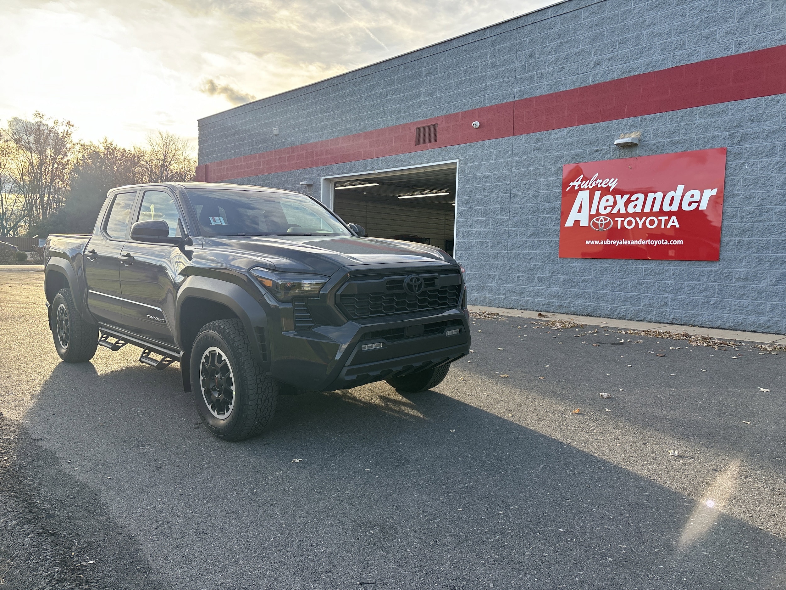 2025 Toyota Tacoma SR5's photo