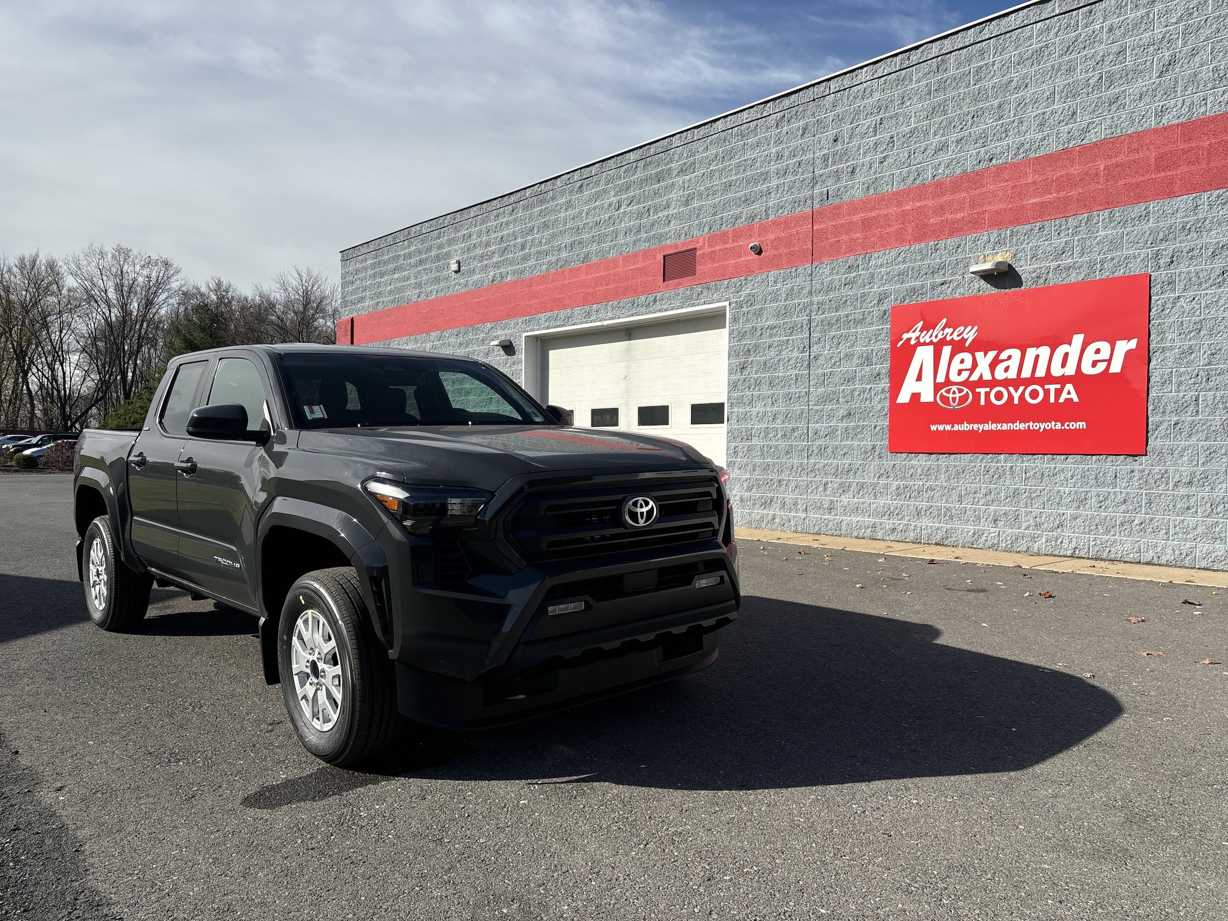 2025 Toyota Tacoma SR5's photo