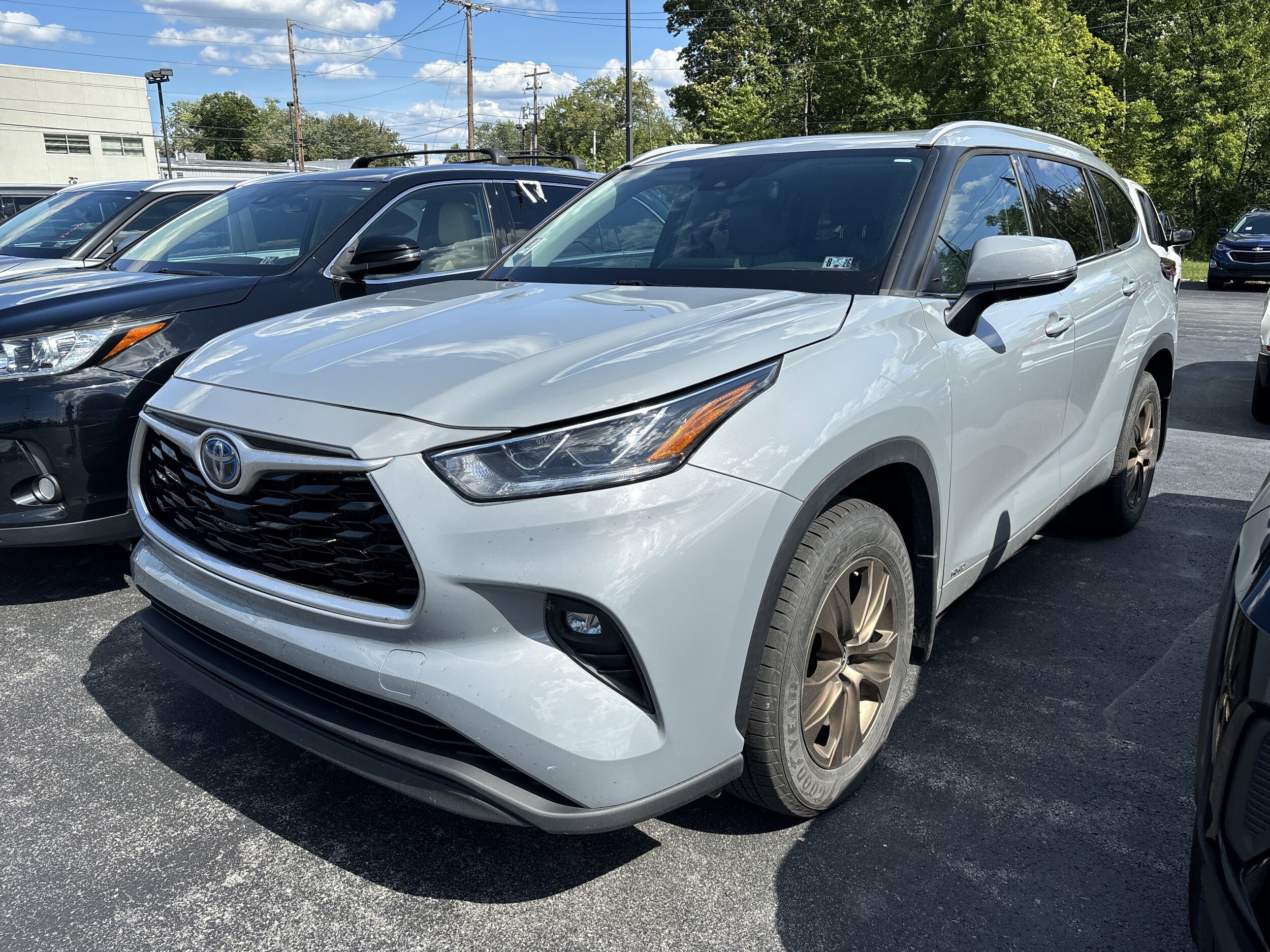 2022 Toyota Highlander Hybrid Bronze Edition photo 2