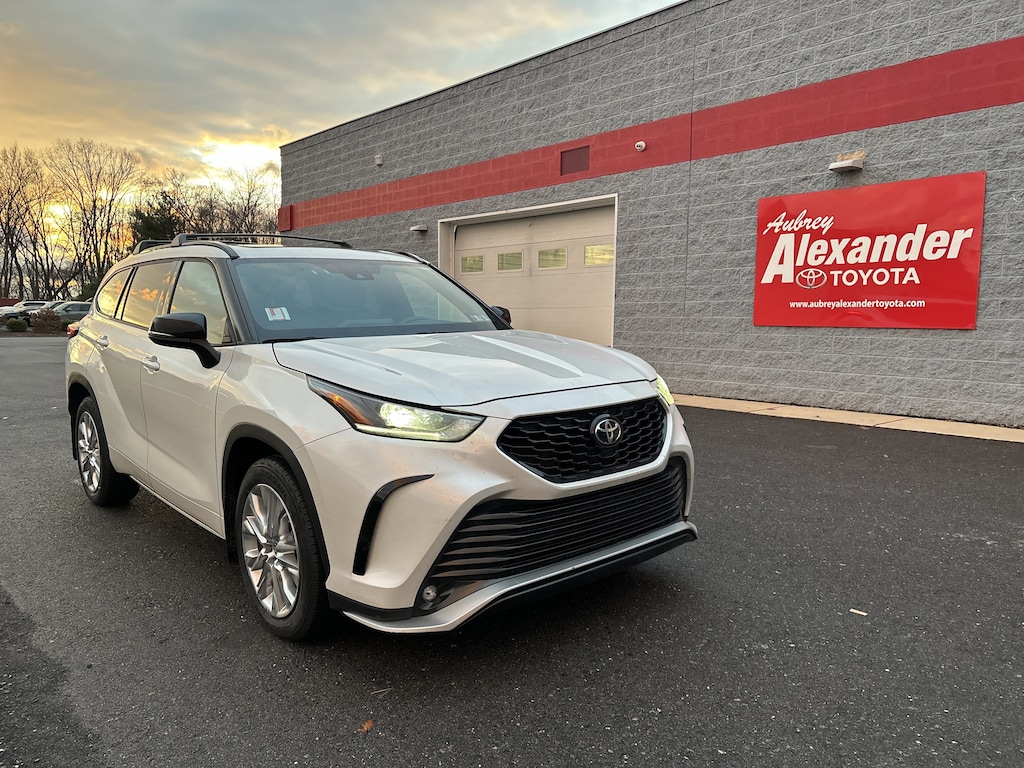 Used 2023 Toyota Highlander XSE SUV