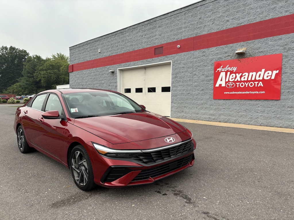 Used 2025 Hyundai Elantra SEL Convenience Sedan